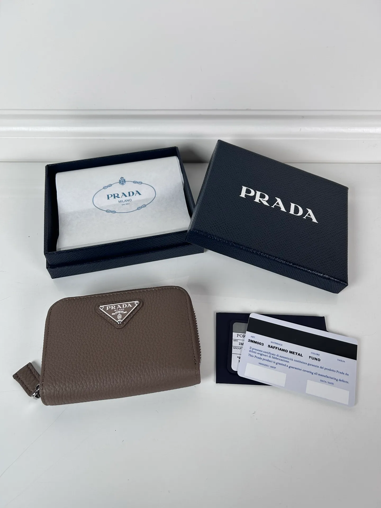 💰440, P Home ➡️ Deerskin card holder for men and women, model 2MM003, classic and practical zipper design, pleated card slots inside, convenient for classification and storage. Perfect for going out alone with your mobile phone in summer or putting it in a small bag. Size 11×7.5cm, original quality, your best choice