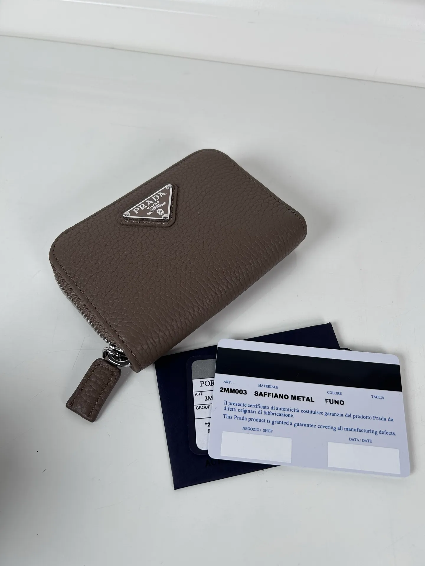 💰440, P Home ➡️ Deerskin card holder for men and women, model 2MM003, classic and practical zipper design, pleated card slots inside, convenient for classification and storage. Perfect for going out alone with your mobile phone in summer or putting it in a small bag. Size 11×7.5cm, original quality, your best choice