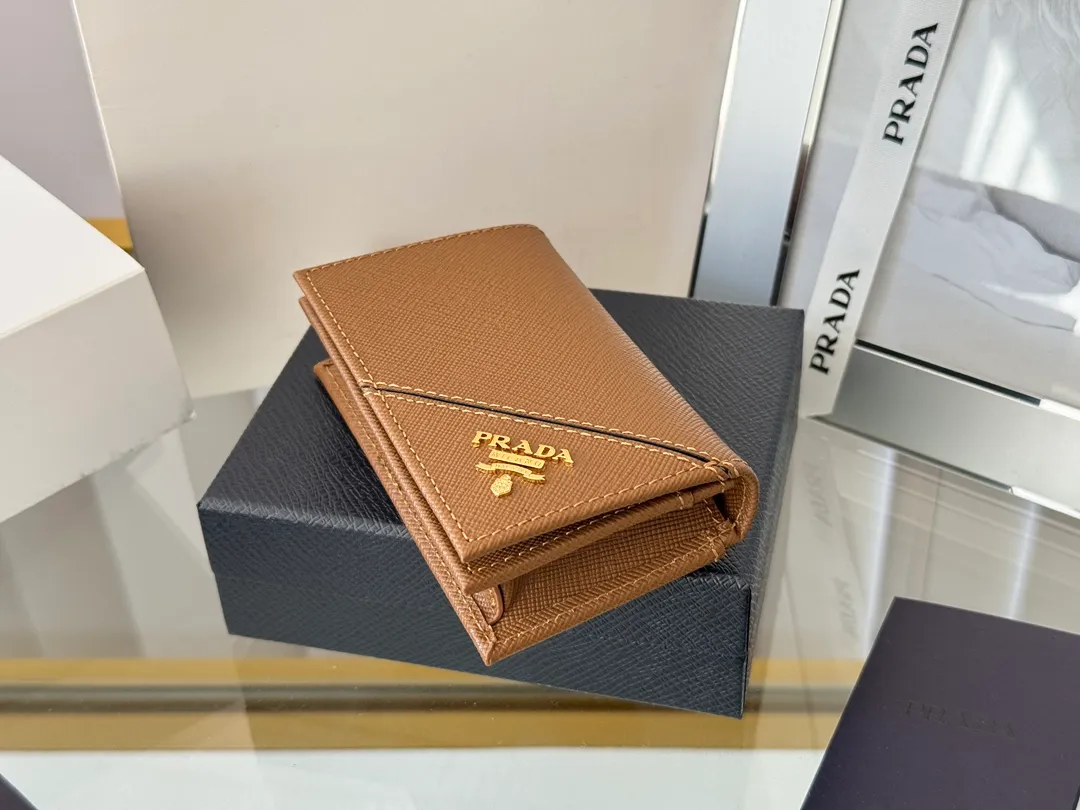 Prada classic card holder, model 1MC122, made of cross-grain cowhide, size 6.5×2.5×11cm, adopts snap button opening and closing design, and has two slots for cards or receipts. This exquisite card holder is small and convenient, with sufficient capacity. It can be placed in the bag for easy storage. It can also be used to make separate items when going out every day. Hot 🔥Hot-selling item, taken in kind, what you see is what you get