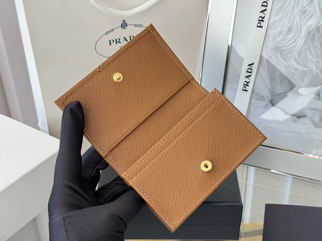 Prada classic card holder, model 1MC122, made of cross-grain cowhide, size 6.5×2.5×11cm, adopts snap button opening and closing design, and has two slots for cards or receipts. This exquisite card holder is small and convenient, with sufficient capacity. It can be placed in the bag for easy storage. It can also be used to make separate items when going out every day. Hot 🔥Hot-selling item, taken in kind, what you see is what you get