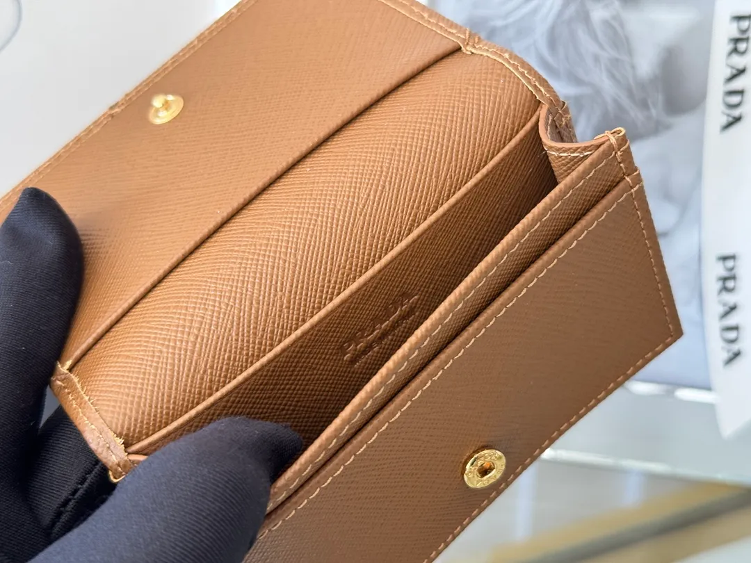 Prada classic card holder, model 1MC122, made of cross-grain cowhide, size 6.5×2.5×11cm, adopts snap button opening and closing design, and has two slots for cards or receipts. This exquisite card holder is small and convenient, with sufficient capacity. It can be placed in the bag for easy storage. It can also be used to make separate items when going out every day. Hot 🔥Hot-selling item, taken in kind, what you see is what you get