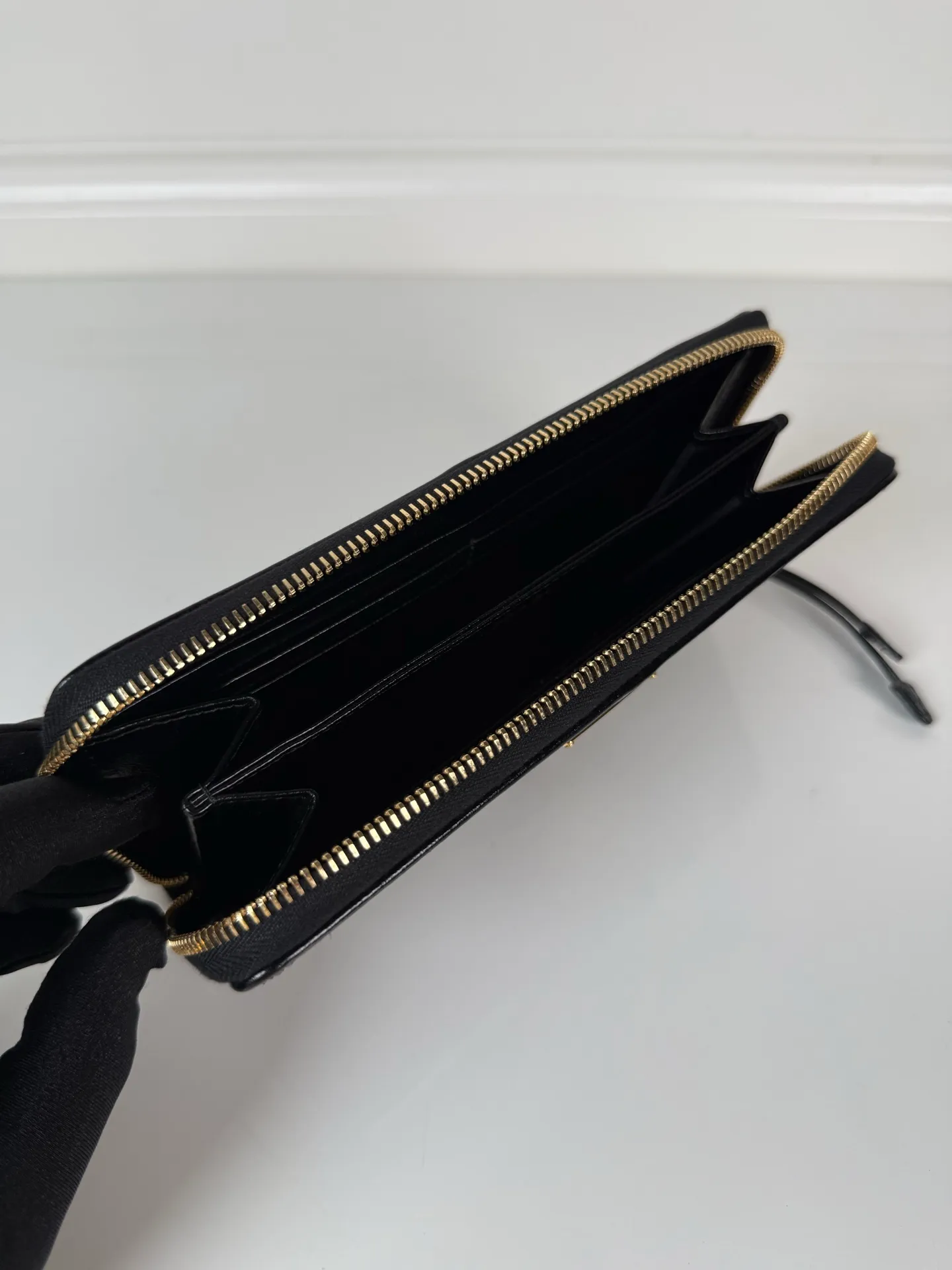 💰600, P Home ➡️Universal zipper bag for men and women, black waxed leather, triangular gold hardware label, yuan quality, model 2ML059, made of imported waxed cowhide, size 20cm×10.3cm, 175 OEM