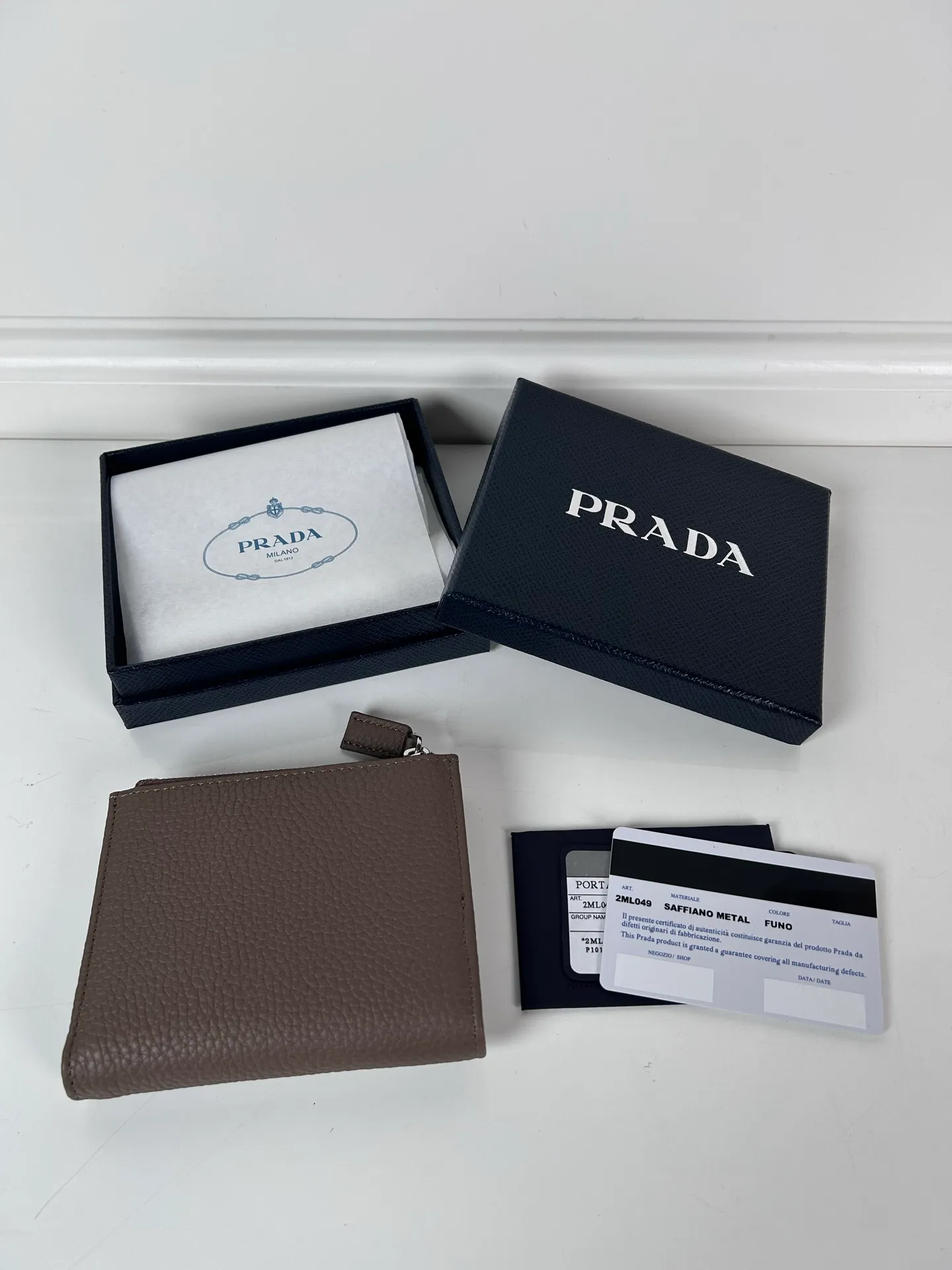 💰480, P Home ➡️ Unisex short wallet, model 2ML049, made of gray deerskin, eight card slots, one receipt compartment, one zippered coin pocket, length 11.5cm, height 9.5cm, 175 steel stamp, meticulous and neat workmanship, as shown in the picture