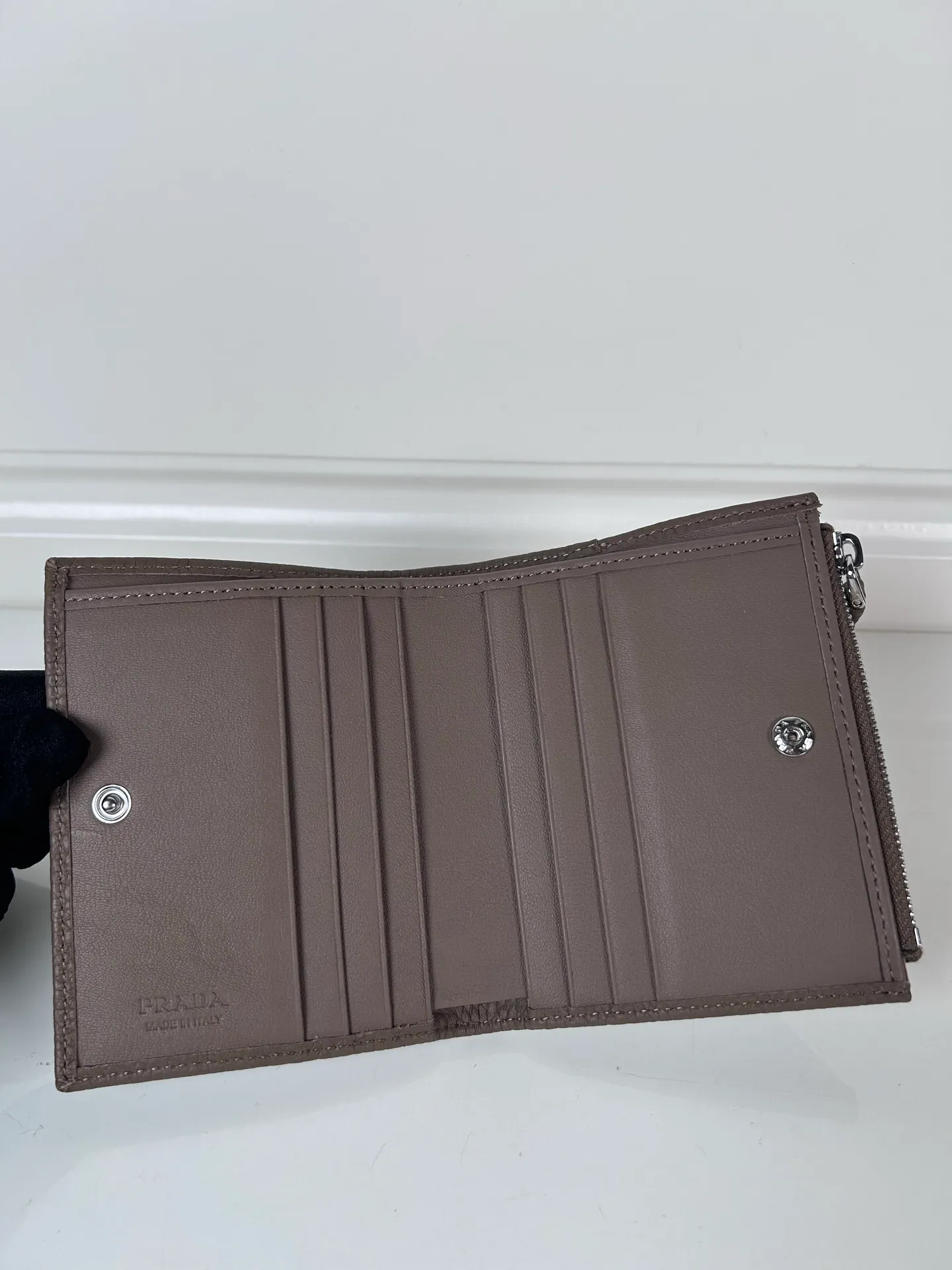 💰480, P Home ➡️ Unisex short wallet, model 2ML049, made of gray deerskin, eight card slots, one receipt compartment, one zippered coin pocket, length 11.5cm, height 9.5cm, 175 steel stamp, meticulous and neat workmanship, as shown in the picture
