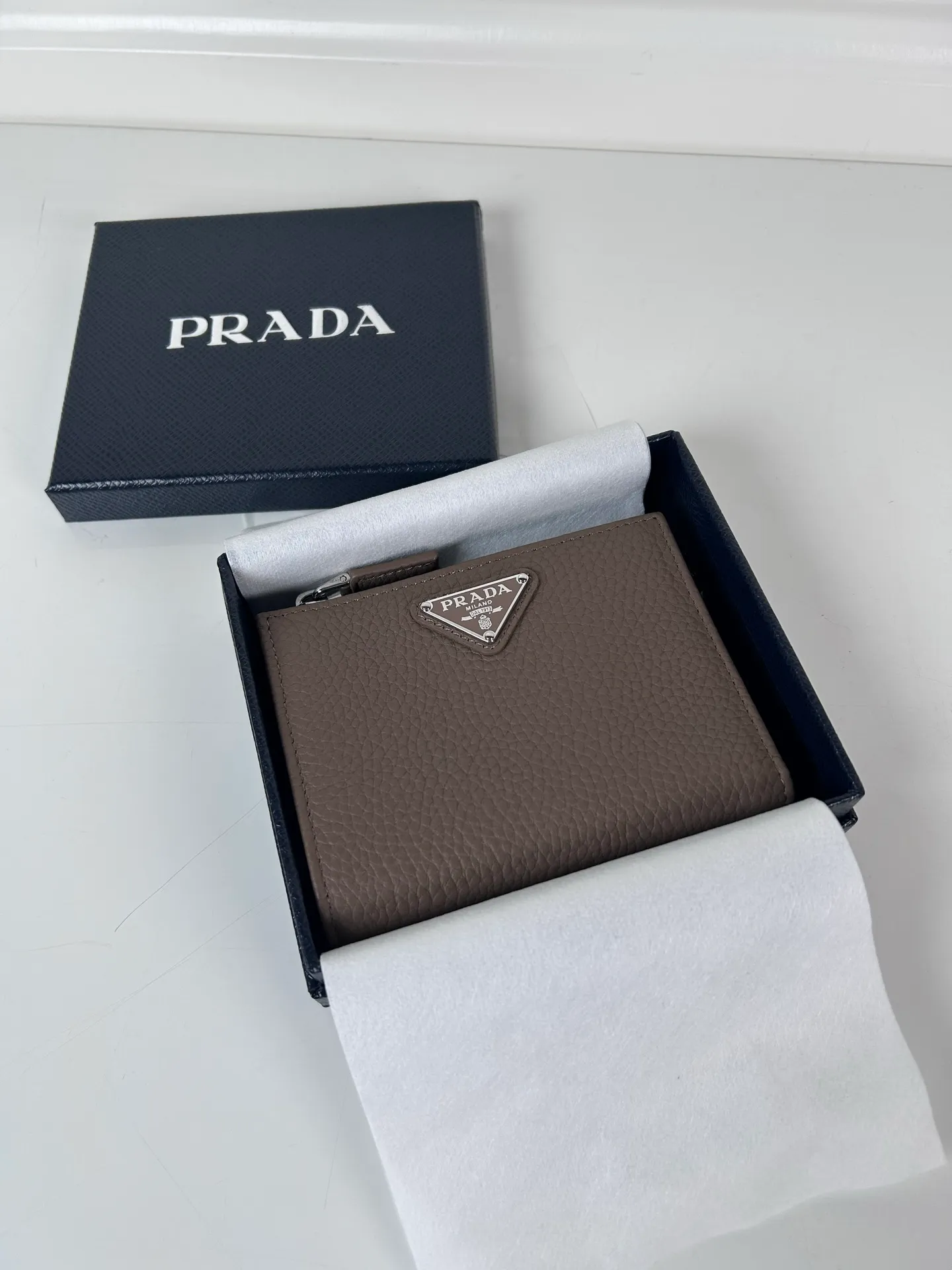 💰480, P Home ➡️ Unisex short wallet, model 2ML049, made of gray deerskin, eight card slots, one receipt compartment, one zippered coin pocket, length 11.5cm, height 9.5cm, 175 steel stamp, meticulous and neat workmanship, as shown in the picture