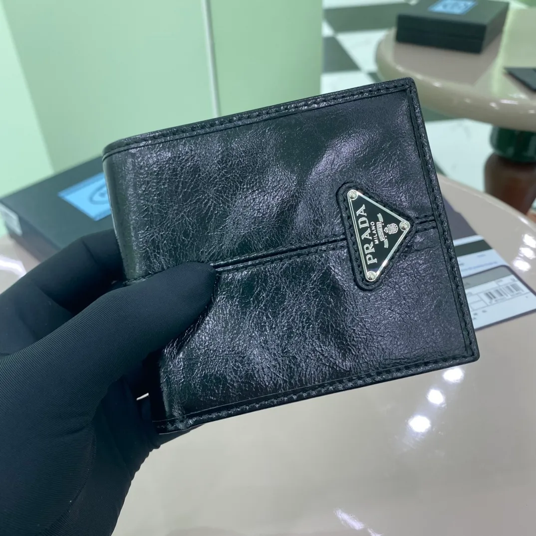 P380 [Top original order] Prada's new men's short wallet💼Classic hot style👏Model 2M0513, internal code 164 OEM code💋 This wallet is made of elegant shiny leather, with smooth lines and classic geometric patterns, highlighting a refined and elegant modern style. It has eight card pockets and multiple compartments. The design is practical and reflects urban style. 🏅️🏅️🏅️Size: length 11cm*height 9.5cm