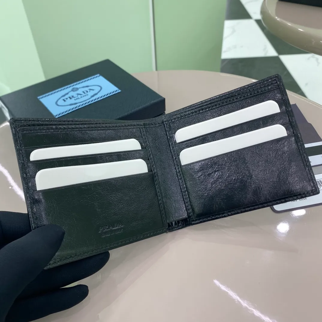 P380 [Top original order] Prada's new men's short wallet💼Classic hot style👏Model 2M0513, internal code 164 OEM code💋 This wallet is made of elegant shiny leather, with smooth lines and classic geometric patterns, highlighting a refined and elegant modern style. It has eight card pockets and multiple compartments. The design is practical and reflects urban style. 🏅️🏅️🏅️Size: length 11cm*height 9.5cm