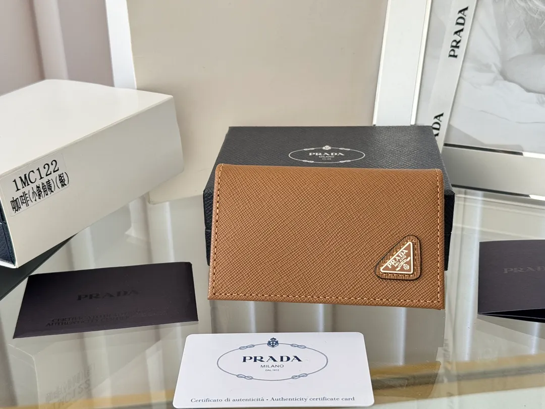 Prada classic card holder, model 1MC122, made of cross-grain cowhide, size 6.5×2.5×11cm, adopts snap button opening and closing design, and has two slots for cards or receipts. This exquisite card holder is small and convenient, with sufficient capacity. It can be placed in the bag for easy storage. It can also be used to make separate items when going out every day. Hot 🔥Hot-selling item, taken in kind, what you see is what you get