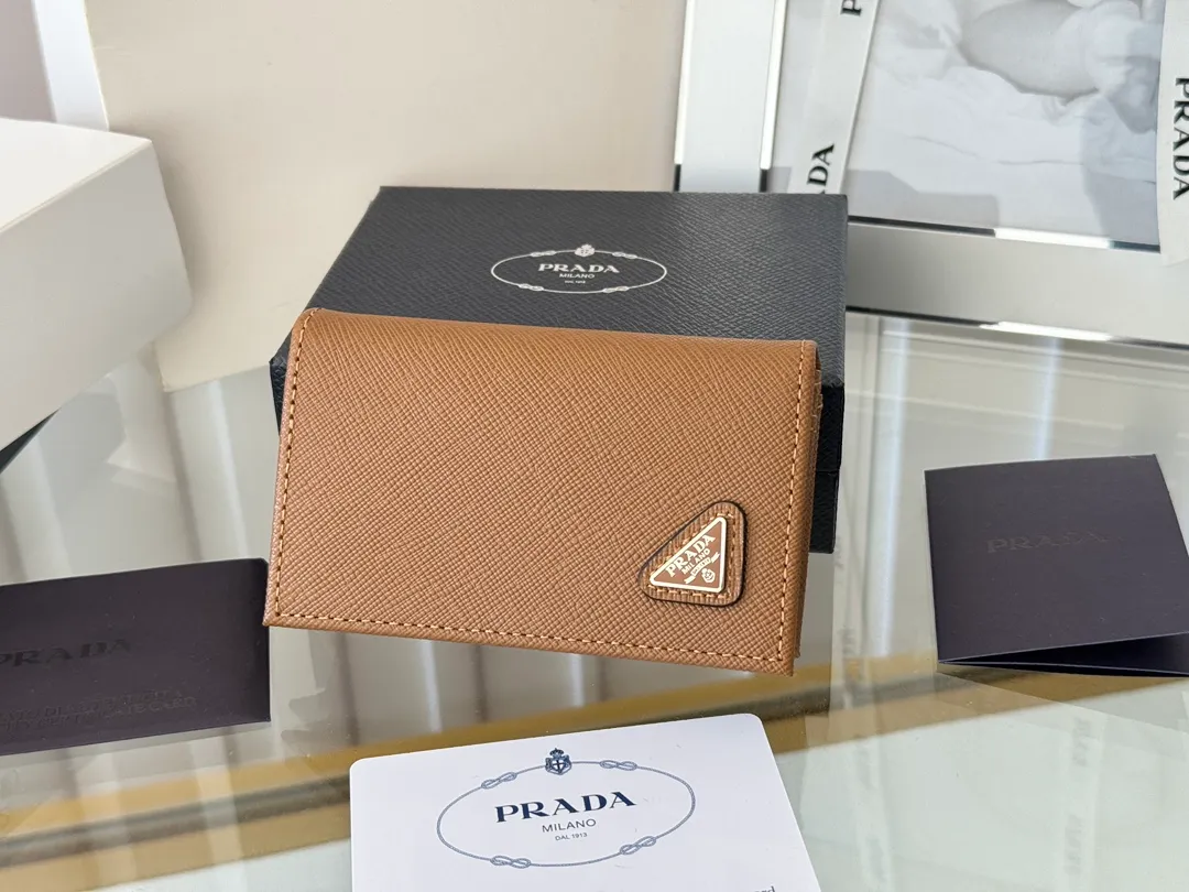 Prada classic card holder, model 1MC122, made of cross-grain cowhide, size 6.5×2.5×11cm, adopts snap button opening and closing design, and has two slots for cards or receipts. This exquisite card holder is small and convenient, with sufficient capacity. It can be placed in the bag for easy storage. It can also be used to make separate items when going out every day. Hot 🔥Hot-selling item, taken in kind, what you see is what you get