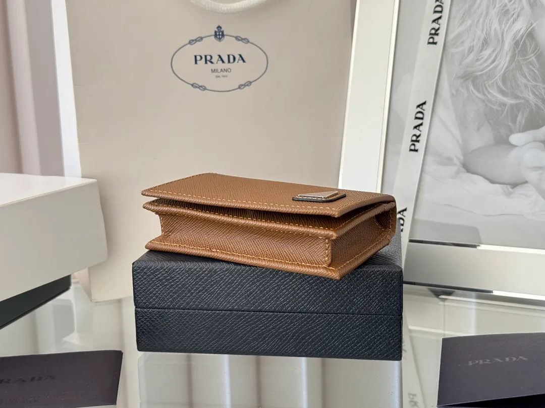 Prada classic card holder, model 1MC122, made of cross-grain cowhide, size 6.5×2.5×11cm, adopts snap button opening and closing design, and has two slots for cards or receipts. This exquisite card holder is small and convenient, with sufficient capacity. It can be placed in the bag for easy storage. It can also be used to make separate items when going out every day. Hot 🔥Hot-selling item, taken in kind, what you see is what you get
