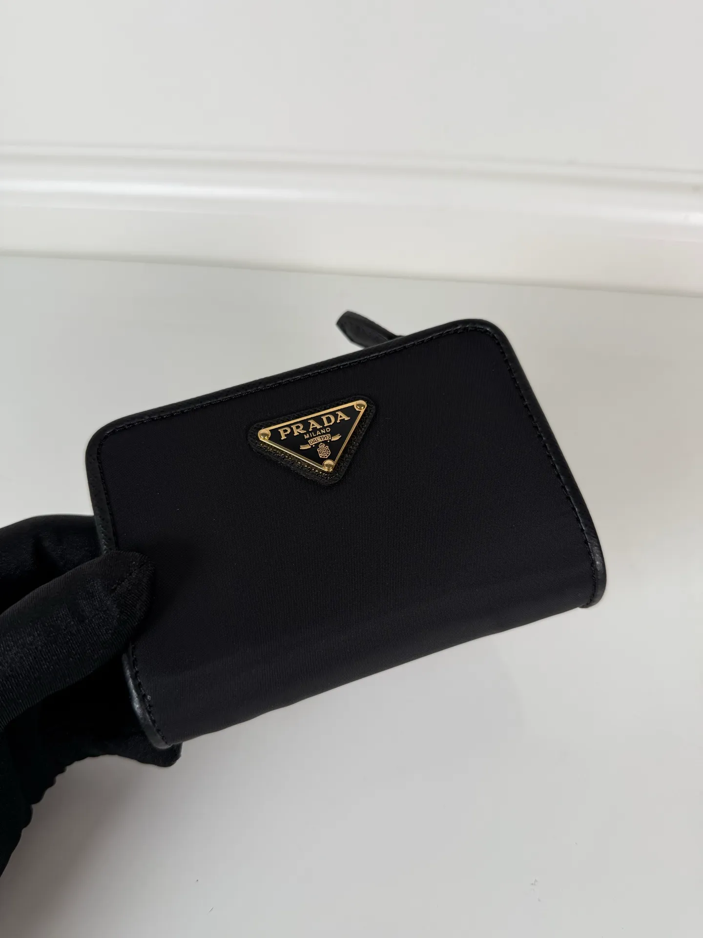 💰520, P Home➡️Women's short clip made of cross pattern + nylon fabric, model 1ML018, snap button opening and closing design, equipped with 9 card slots, a banknote compartment, and a zippered zero compartment, size 12 x 8cm, small but fully functional, practical and fashionable, can be held in hand or placed in a bag, high-quality workmanship, a good choice for personal use, and the best choice for personal use🎁