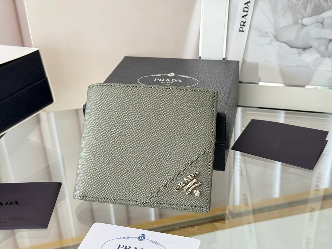 prada men's cross pattern short clip, easy to store, can hold 8 cards and cash, a must-have for men, model 2M0513, original quality, Saffiano cross pattern➕made from imported hardware, size 11cm×9.5cm, color as shown