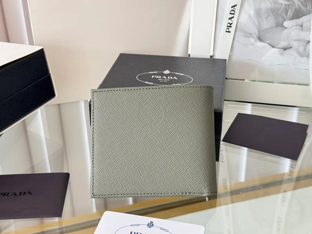 prada men's cross pattern short clip, easy to store, can hold 8 cards and cash, a must-have for men, model 2M0513, original quality, Saffiano cross pattern➕made from imported hardware, size 11cm×9.5cm, color as shown