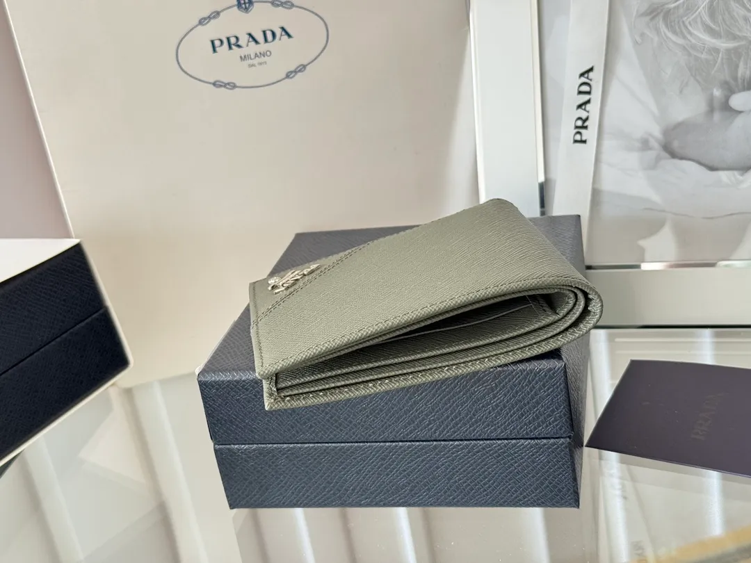 prada men's cross pattern short clip, easy to store, can hold 8 cards and cash, a must-have for men, model 2M0513, original quality, Saffiano cross pattern➕made from imported hardware, size 11cm×9.5cm, color as shown