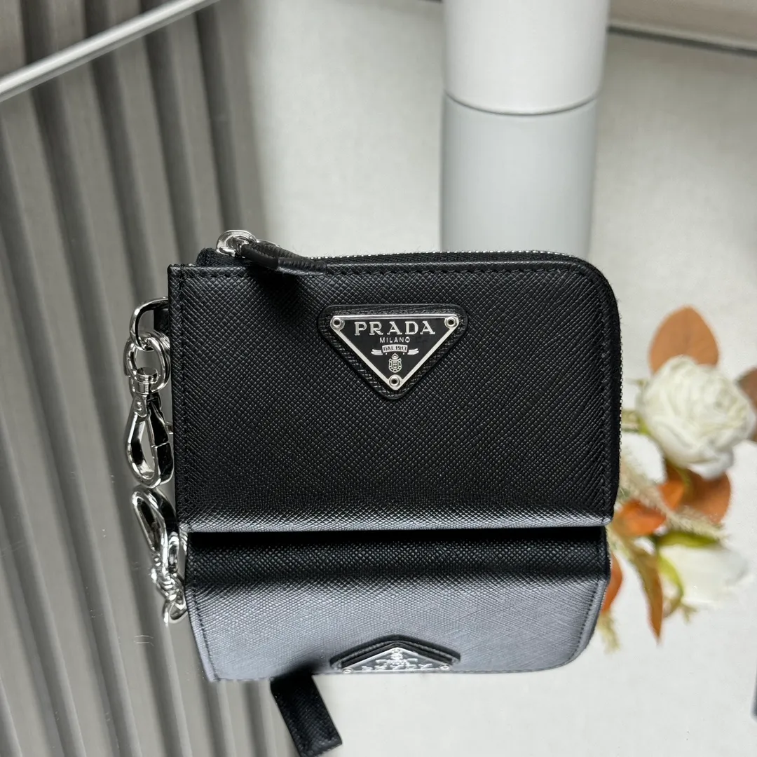 P380 [Top original order] PRADA's new key bag 🚗 (car key bag), model 1TT085, internal code 164 OEM code 💋 This convenient Saffiano leather key bag charm adopts zipper closure, with metal spring buckle and split ring. The product is decorated with an enameled triangle logo. Cards can be placed💰, the most important thing is that it can be hung on the backpack, fashionable and avant-garde🏅️🏅️🏅️Size: length 10.5*height 6.5cm