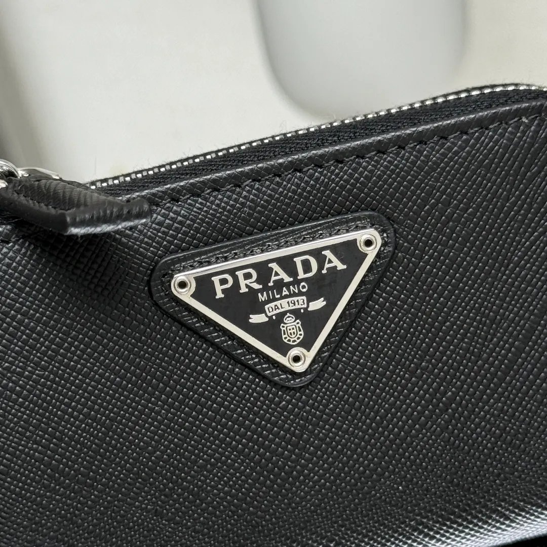P380 [Top original order] PRADA's new key bag 🚗 (car key bag), model 1TT085, internal code 164 OEM code 💋 This convenient Saffiano leather key bag charm adopts zipper closure, with metal spring buckle and split ring. The product is decorated with an enameled triangle logo. Cards can be placed💰, the most important thing is that it can be hung on the backpack, fashionable and avant-garde🏅️🏅️🏅️Size: length 10.5*height 6.5cm