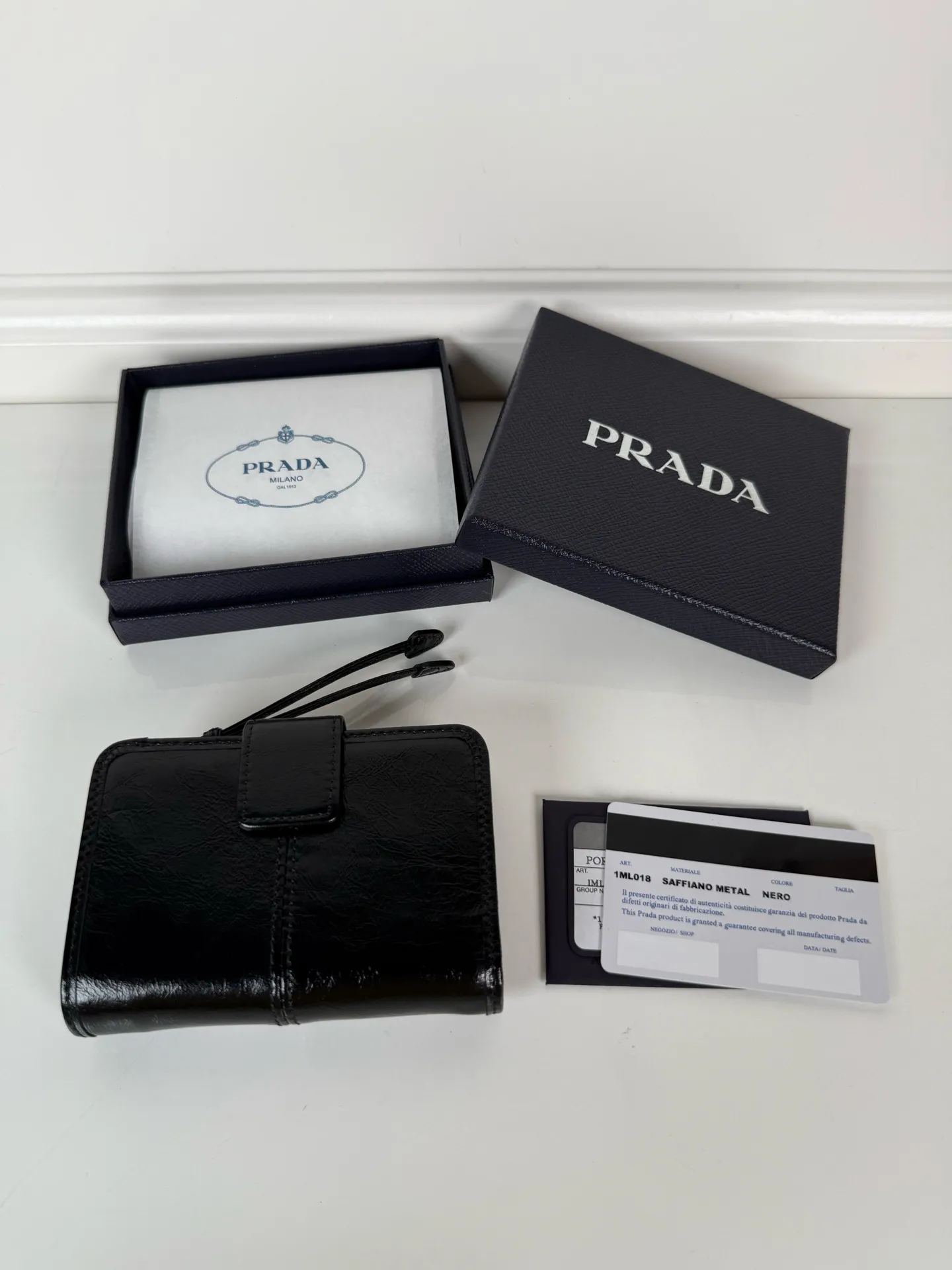 💰560, P Home ➡️ Short clip made of black waxed cowhide, model 1ML018, snap-button design, equipped with 9 card slots, a banknote compartment, and a zippered zero compartment, size 12 x 8cm, small but fully functional, practical and fashionable, can be held in hand or placed in a bag, high-quality workmanship, a good choice for personal use, and a best choice for personal use🎁