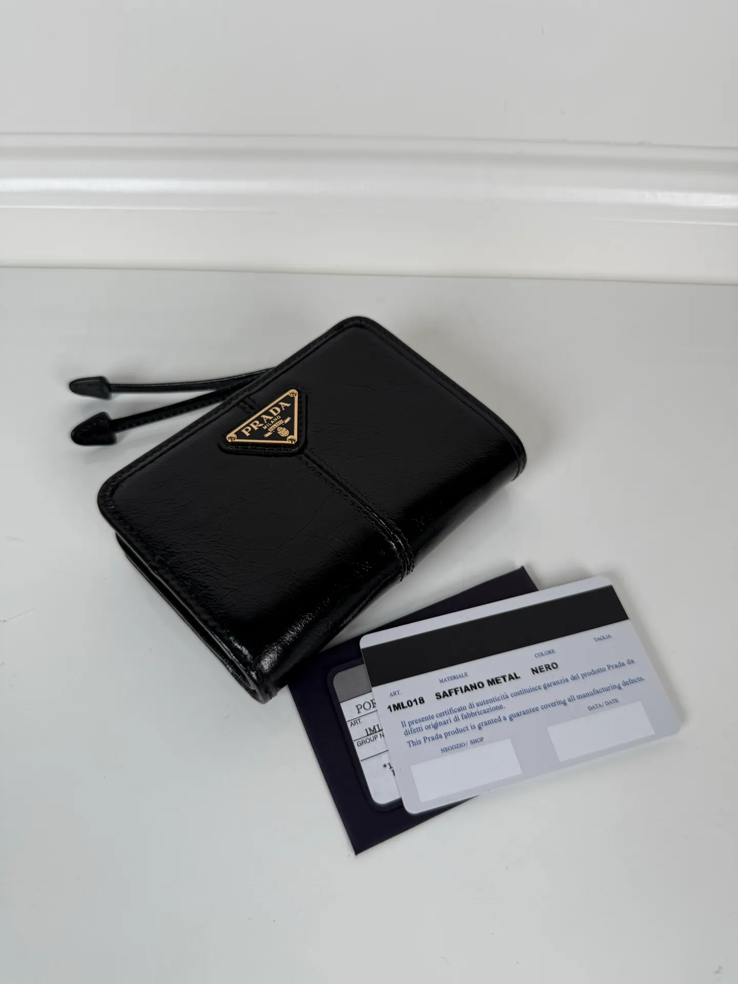 💰560, P Home ➡️ Short clip made of black waxed cowhide, model 1ML018, snap-button design, equipped with 9 card slots, a banknote compartment, and a zippered zero compartment, size 12 x 8cm, small but fully functional, practical and fashionable, can be held in hand or placed in a bag, high-quality workmanship, a good choice for personal use, and a best choice for personal use🎁