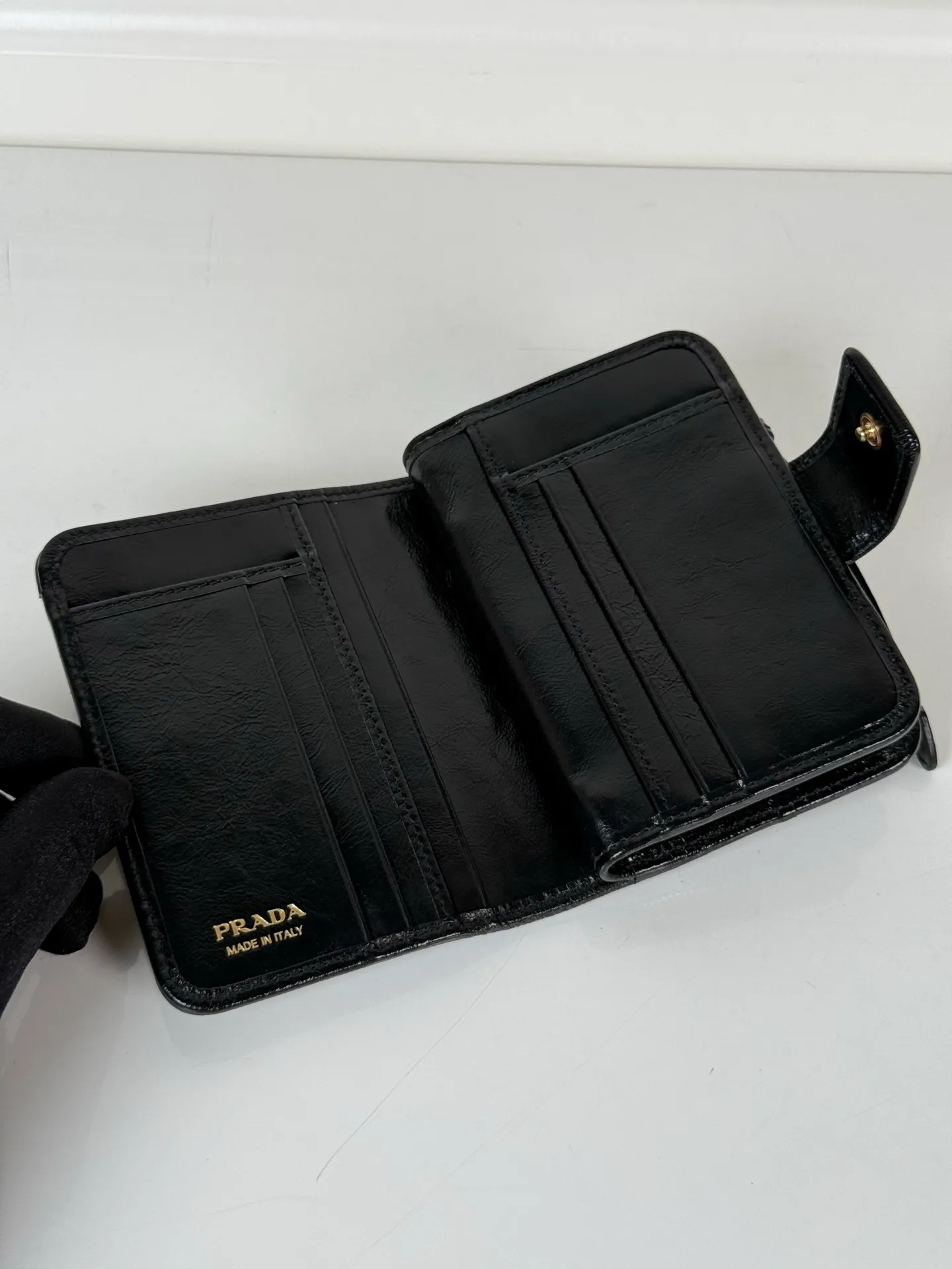 💰560, P Home ➡️ Short clip made of black waxed cowhide, model 1ML018, snap-button design, equipped with 9 card slots, a banknote compartment, and a zippered zero compartment, size 12 x 8cm, small but fully functional, practical and fashionable, can be held in hand or placed in a bag, high-quality workmanship, a good choice for personal use, and a best choice for personal use🎁
