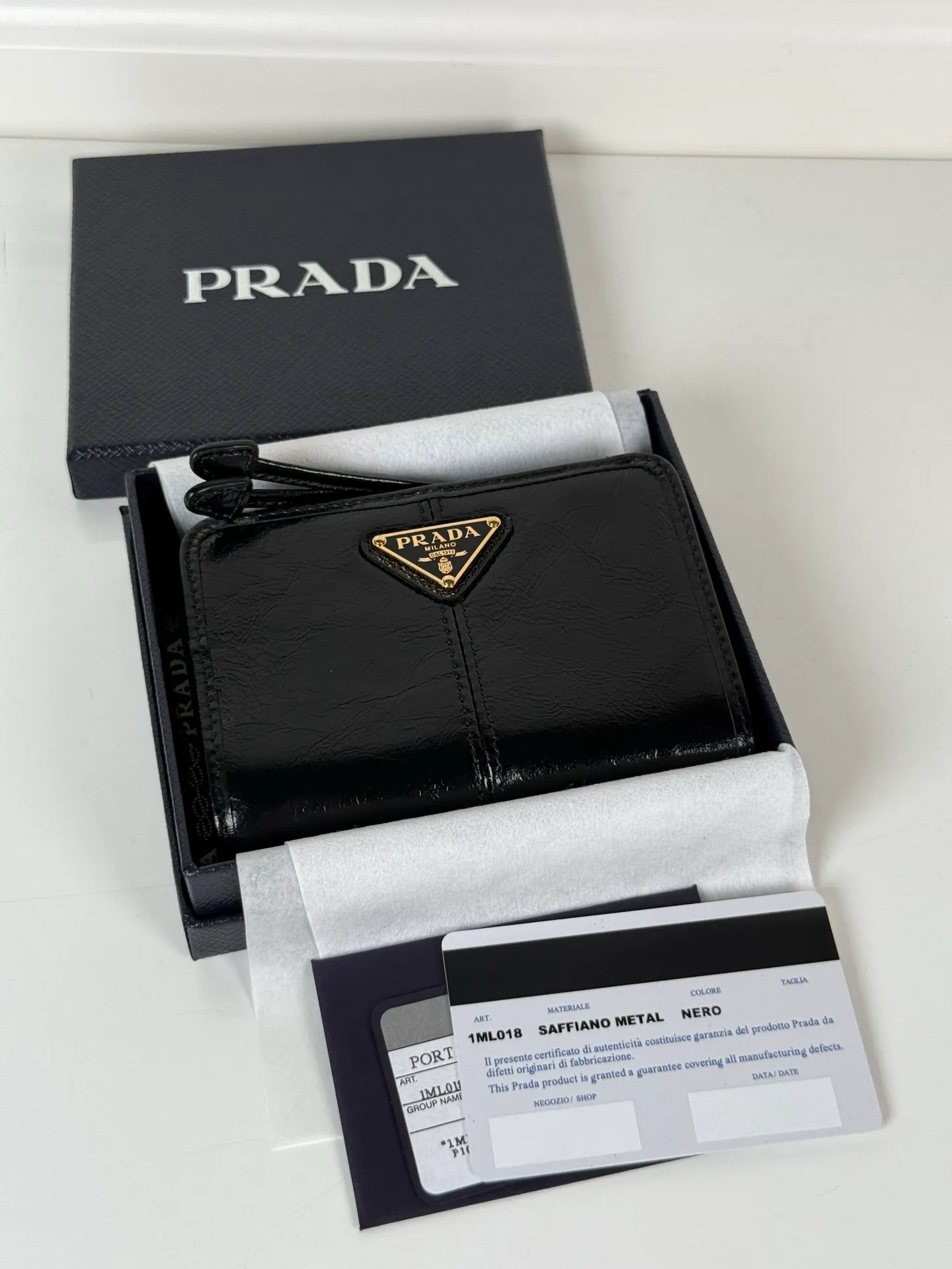 💰560, P Home ➡️ Short clip made of black waxed cowhide, model 1ML018, snap-button design, equipped with 9 card slots, a banknote compartment, and a zippered zero compartment, size 12 x 8cm, small but fully functional, practical and fashionable, can be held in hand or placed in a bag, high-quality workmanship, a good choice for personal use, and a best choice for personal use🎁