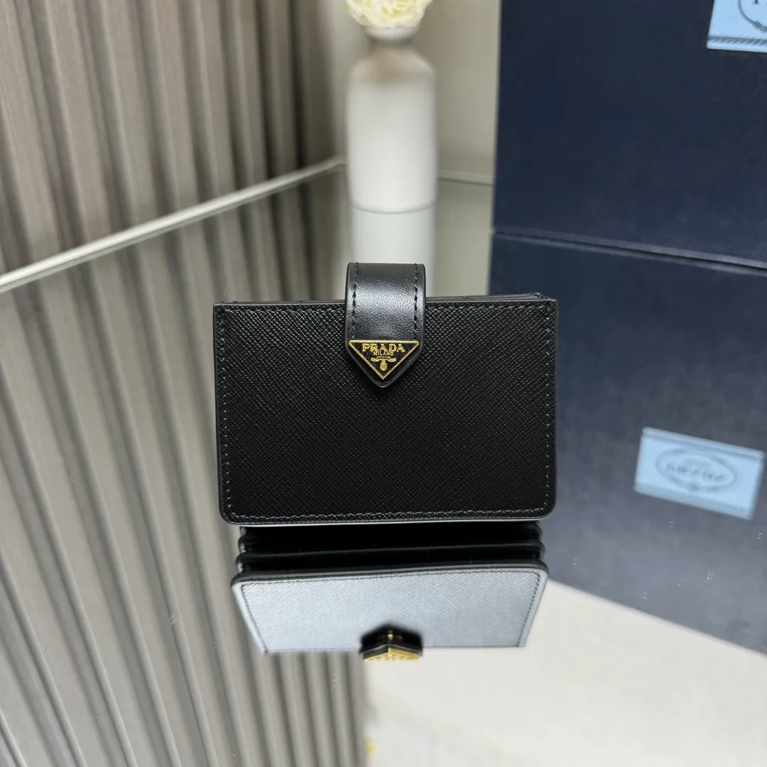 P440 [Top original order] PRADA's new card holder💼Classic, simple and fashionable, genuine development, model 1MC211, internal code 164 OEM code💋 The combination of smooth leather and Saffiano leather details creates this exquisite card holder. Saffiano leather has a cross-hatched texture and is Prada’s signature material. Snap button fastening, five pleated card slots design, the iconic enameled triangle logo embellishes the closure, and the simple design reflects the brand🏅️🏅️🏅️Size: 10*6.5cm