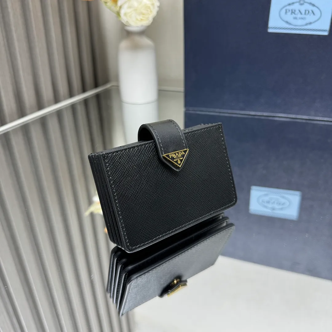 P440 [Top original order] PRADA's new card holder💼Classic, simple and fashionable, genuine development, model 1MC211, internal code 164 OEM code💋 The combination of smooth leather and Saffiano leather details creates this exquisite card holder. Saffiano leather has a cross-hatched texture and is Prada’s signature material. Snap button fastening, five pleated card slots design, the iconic enameled triangle logo embellishes the closure, and the simple design reflects the brand🏅️🏅️🏅️Size: 10*6.5cm