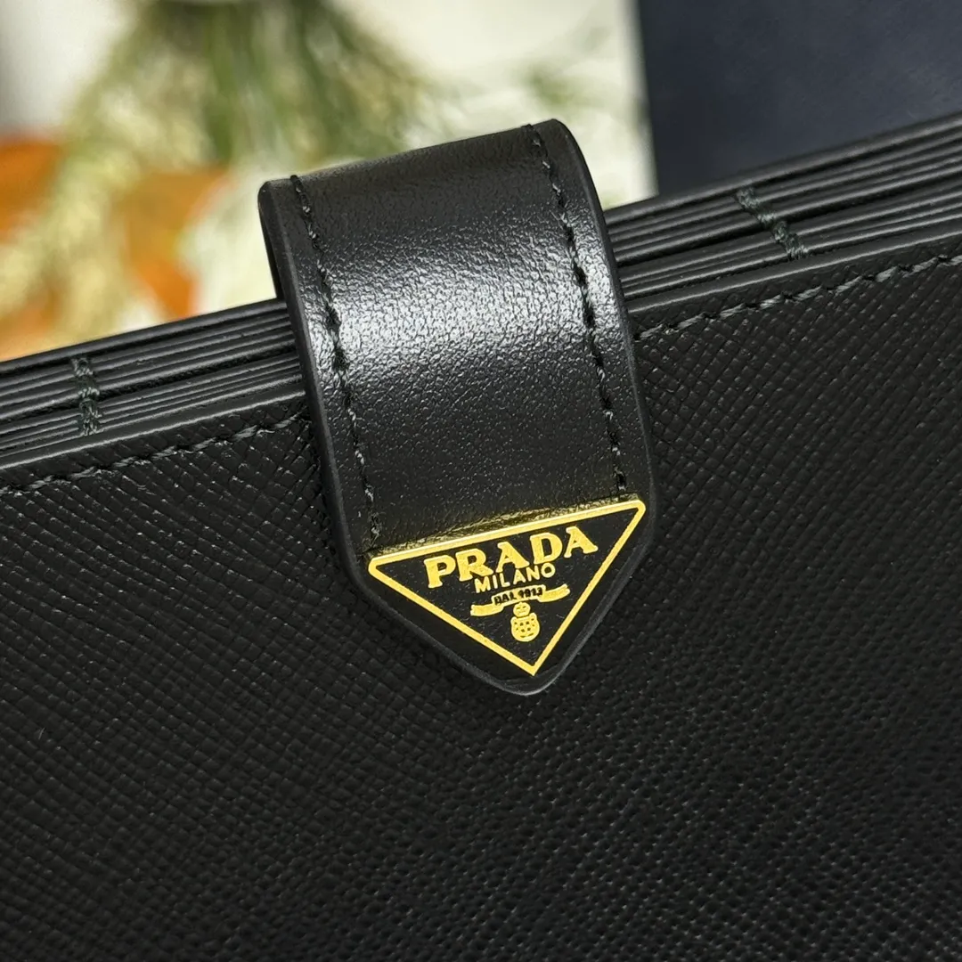 P440 [Top original order] PRADA's new card holder💼Classic, simple and fashionable, genuine development, model 1MC211, internal code 164 OEM code💋 The combination of smooth leather and Saffiano leather details creates this exquisite card holder. Saffiano leather has a cross-hatched texture and is Prada’s signature material. Snap button fastening, five pleated card slots design, the iconic enameled triangle logo embellishes the closure, and the simple design reflects the brand🏅️🏅️🏅️Size: 10*6.5cm