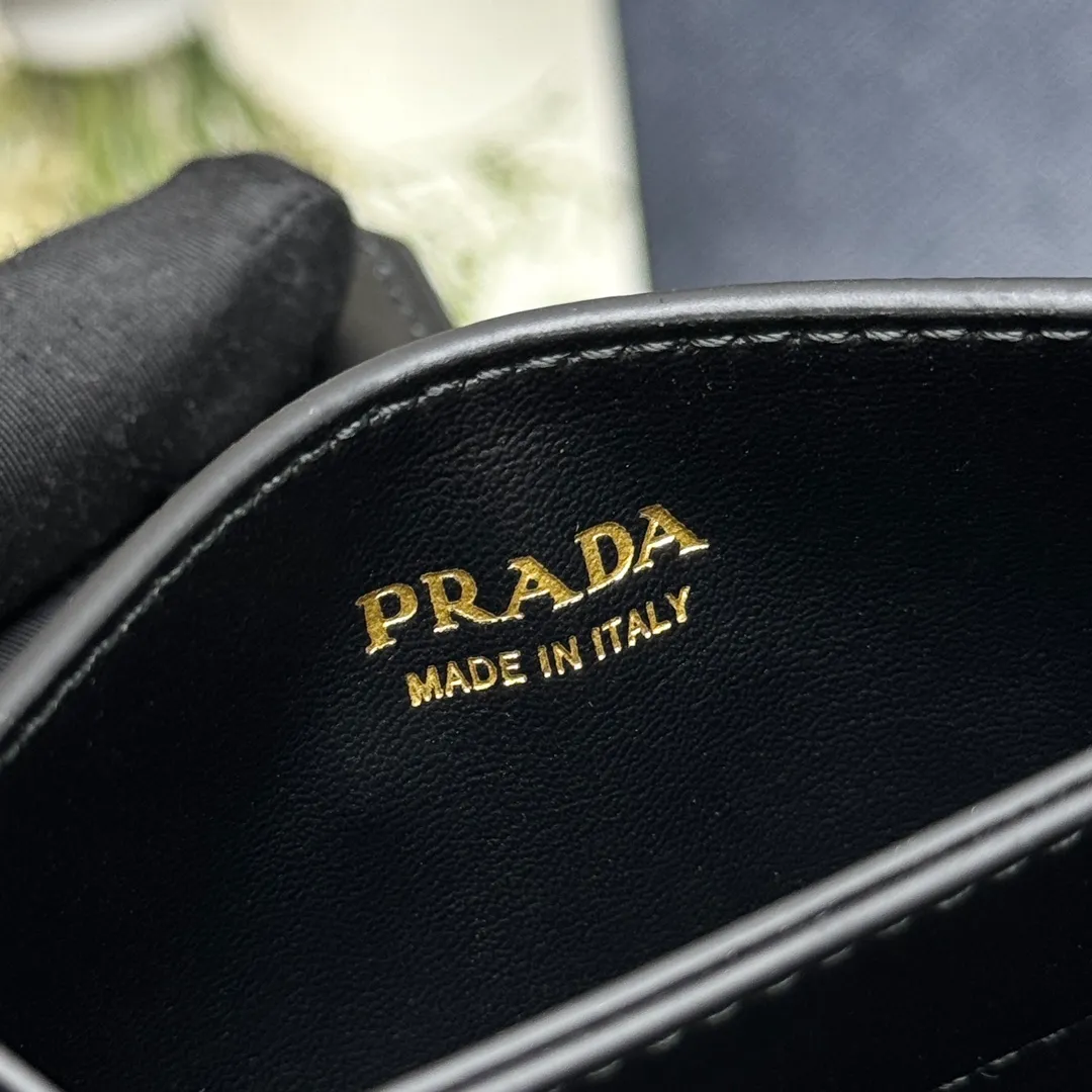 P440 [Top original order] PRADA's new card holder💼Classic, simple and fashionable, genuine development, model 1MC211, internal code 164 OEM code💋 The combination of smooth leather and Saffiano leather details creates this exquisite card holder. Saffiano leather has a cross-hatched texture and is Prada’s signature material. Snap button fastening, five pleated card slots design, the iconic enameled triangle logo embellishes the closure, and the simple design reflects the brand🏅️🏅️🏅️Size: 10*6.5cm
