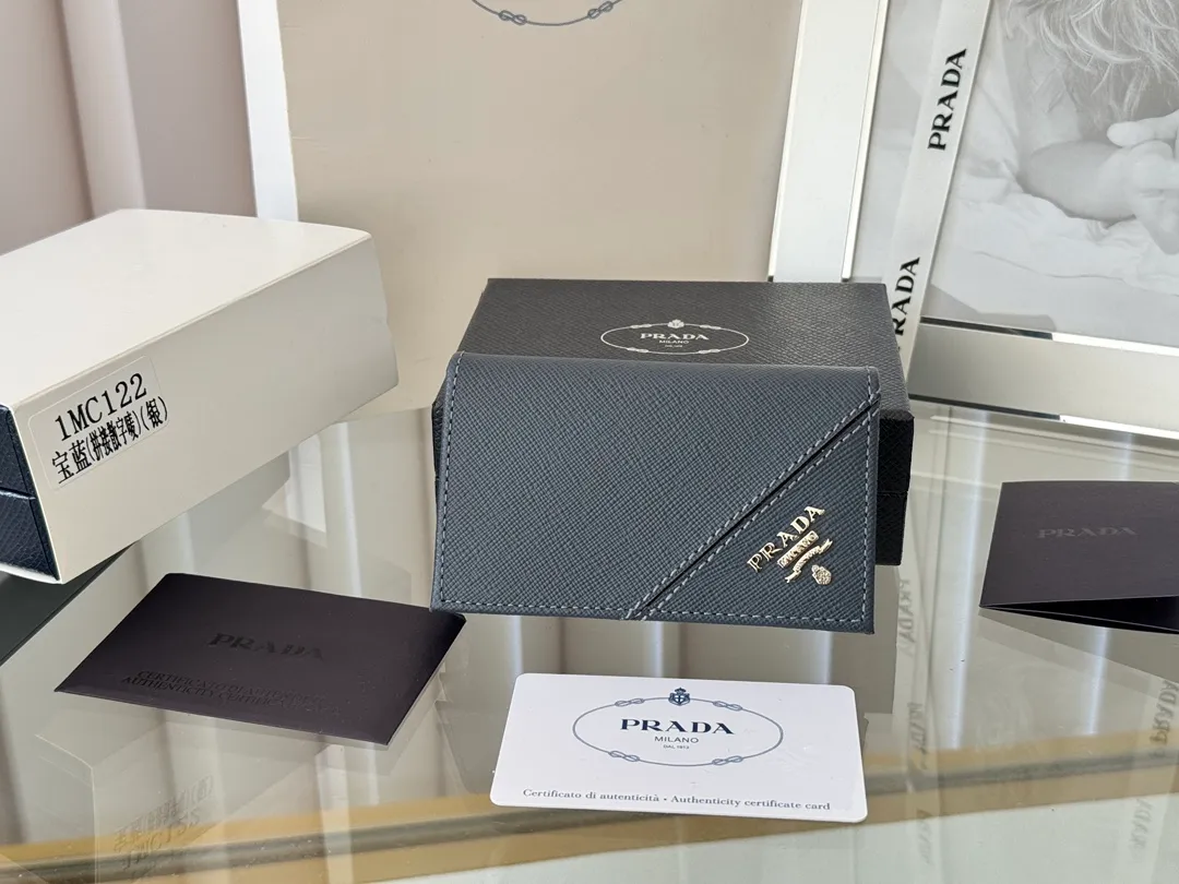 Prada classic card holder, model 1MC122, made of cross-grain cowhide, size 6.5×2.5×11cm, adopts snap button opening and closing design, and has two slots for cards or receipts. This exquisite card holder is small and convenient, with sufficient capacity. It can be placed in the bag for easy storage. It can also be used to make separate items when going out every day. Hot 🔥Hot-selling item, taken in kind, what you see is what you get