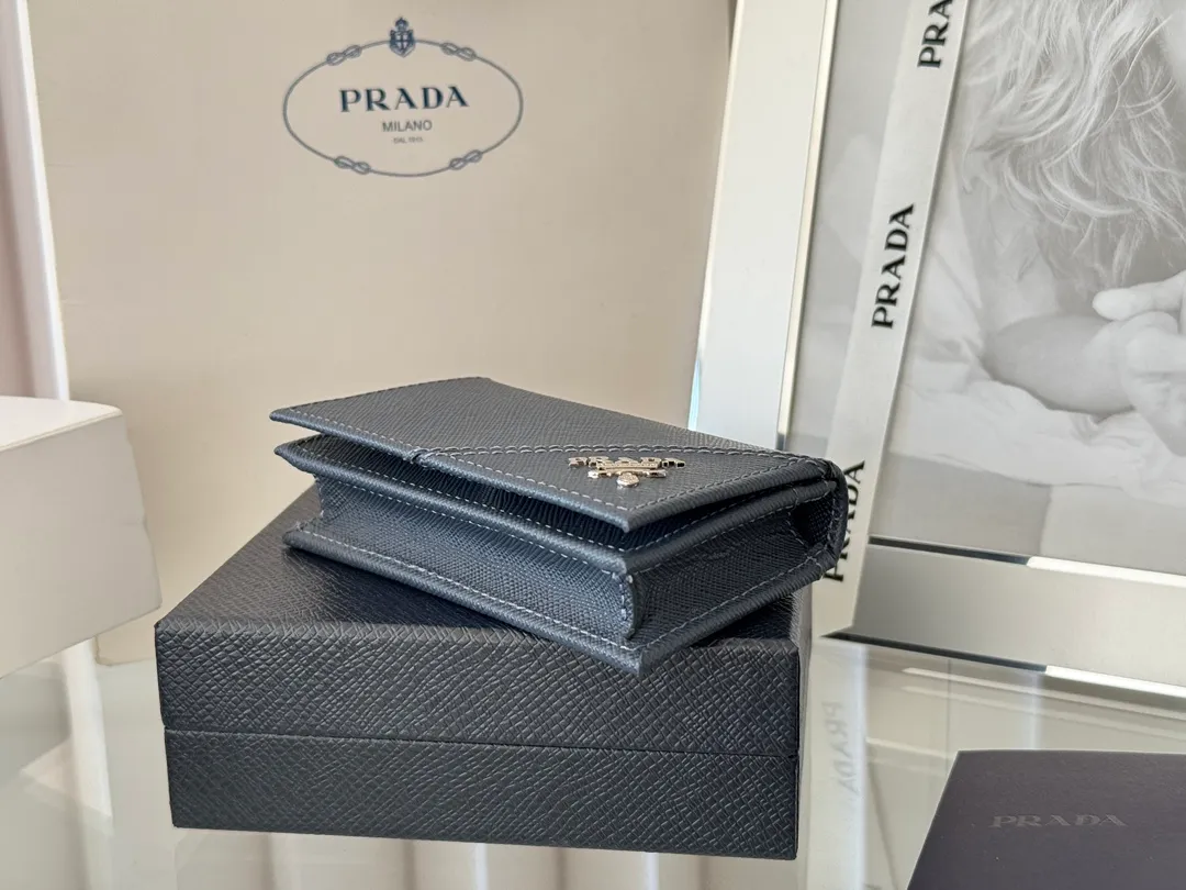 Prada classic card holder, model 1MC122, made of cross-grain cowhide, size 6.5×2.5×11cm, adopts snap button opening and closing design, and has two slots for cards or receipts. This exquisite card holder is small and convenient, with sufficient capacity. It can be placed in the bag for easy storage. It can also be used to make separate items when going out every day. Hot 🔥Hot-selling item, taken in kind, what you see is what you get
