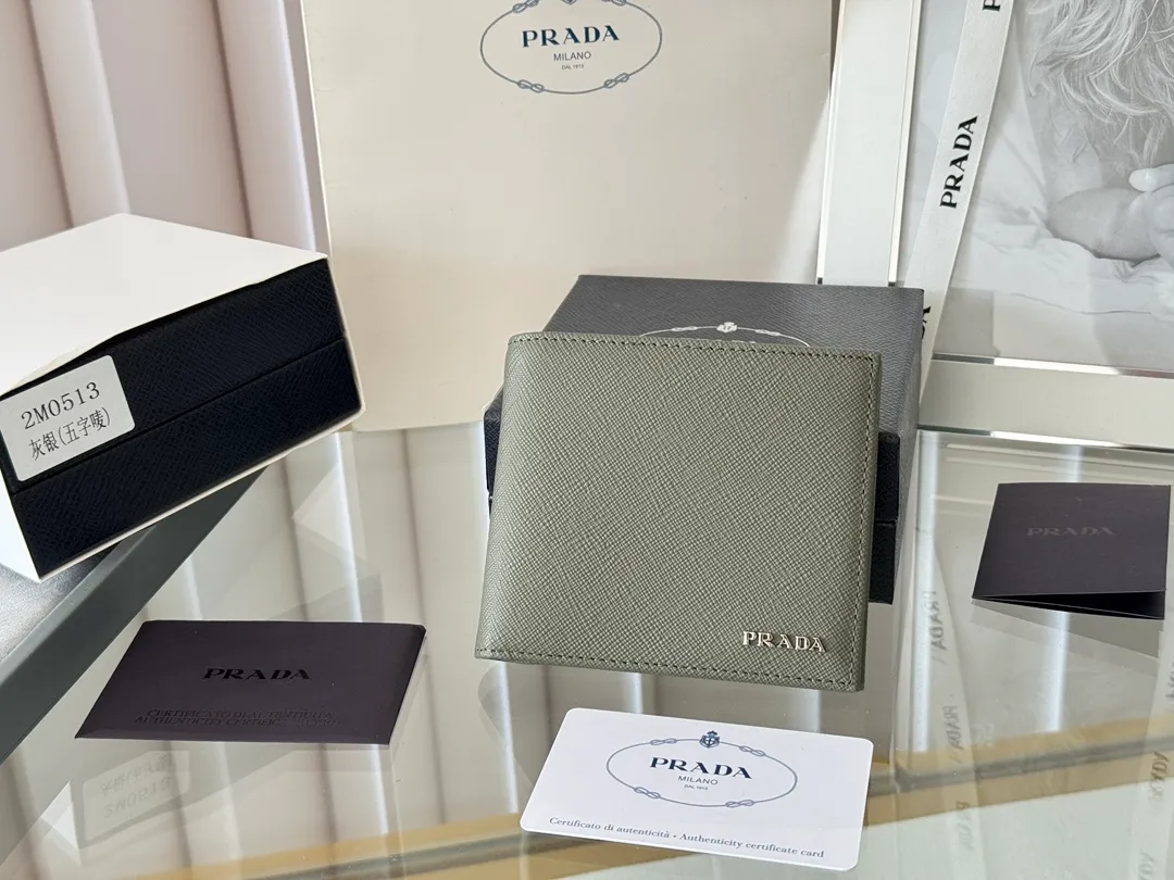 prada men's cross pattern short clip, easy to store, can hold 8 cards and cash, a must-have for men, model 2M0513, original quality, Saffiano cross pattern➕made from imported hardware, size 11cm×9.5cm, color as shown