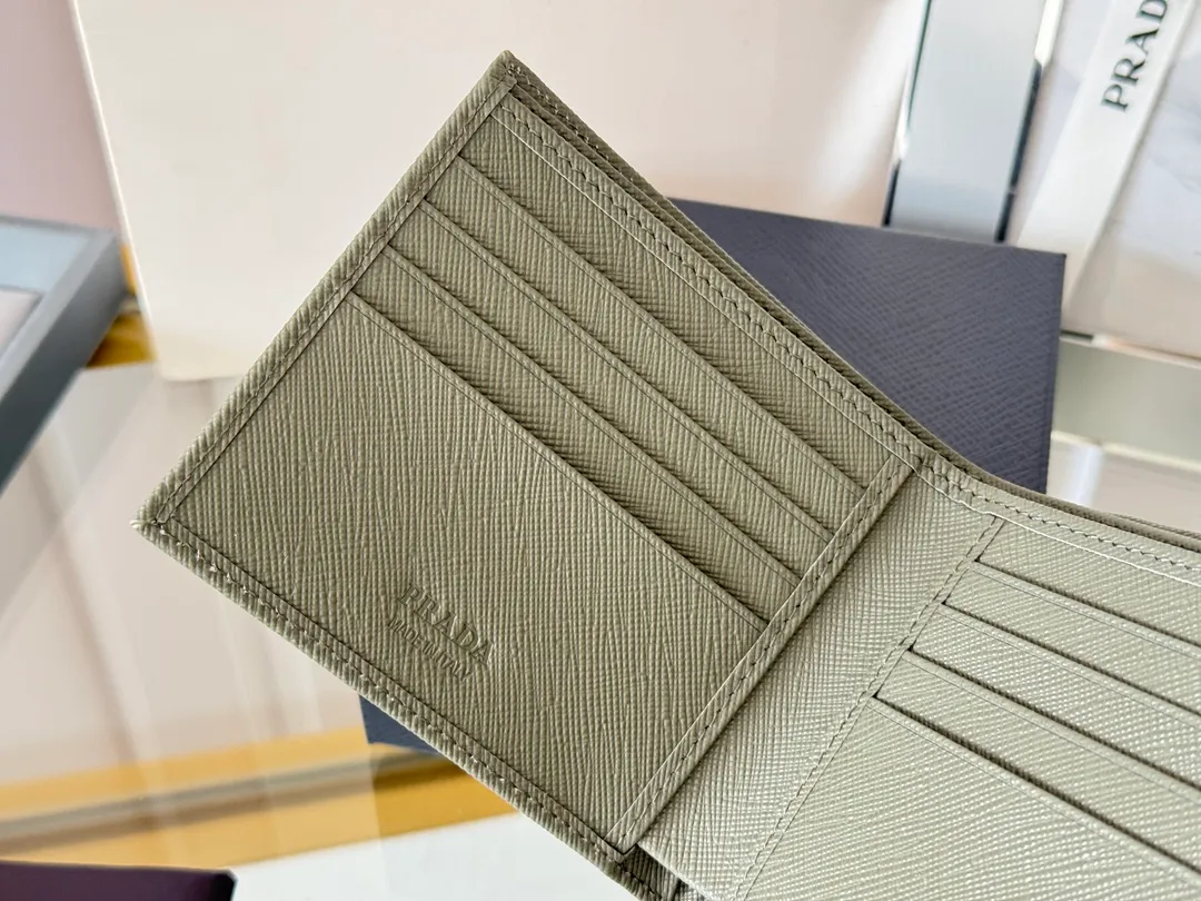 prada men's cross pattern short clip, easy to store, can hold 8 cards and cash, a must-have for men, model 2M0513, original quality, Saffiano cross pattern➕made from imported hardware, size 11cm×9.5cm, color as shown
