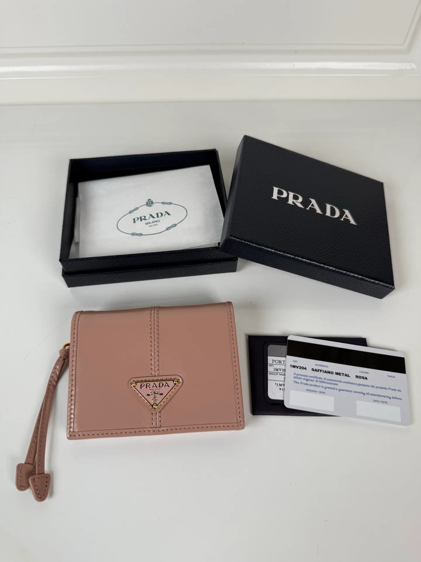💰480, P Home ➡️Women's two-fold short clip, model 1M0204, pink waxed cowhide, length 11.2 and height 9.5cm, simple and practical to enhance personal taste, 175 steel stamp
