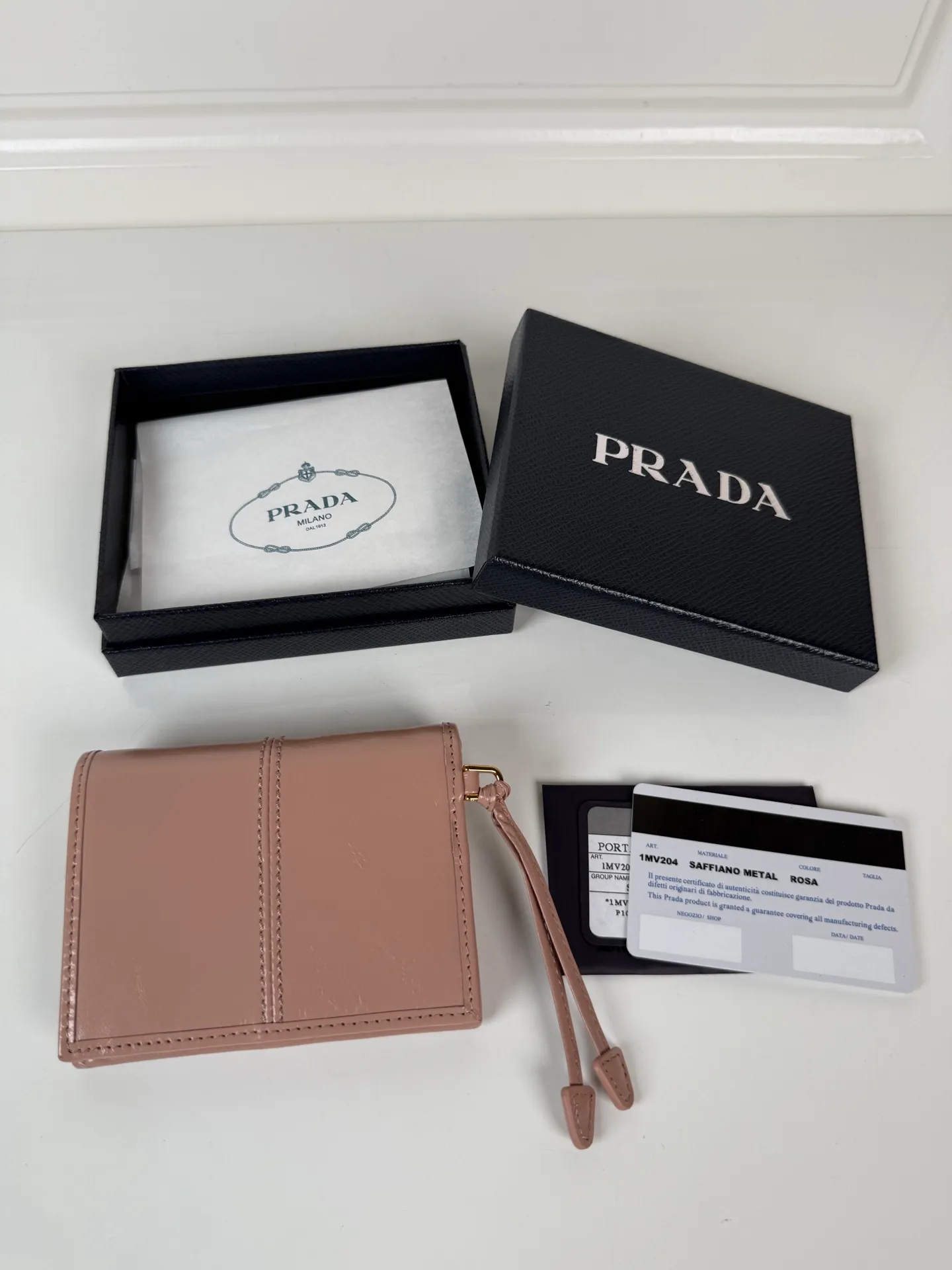 💰480, P Home ➡️Women's two-fold short clip, model 1M0204, pink waxed cowhide, length 11.2 and height 9.5cm, simple and practical to enhance personal taste, 175 steel stamp
