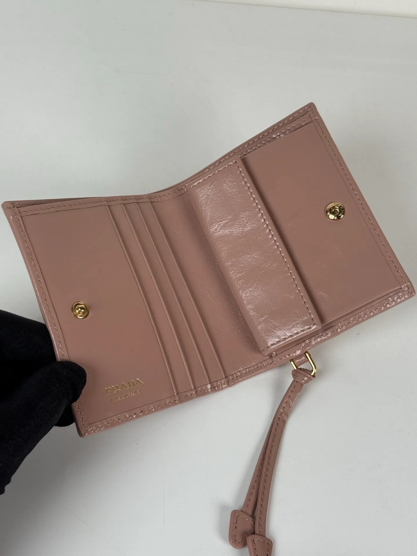 💰480, P Home ➡️Women's two-fold short clip, model 1M0204, pink waxed cowhide, length 11.2 and height 9.5cm, simple and practical to enhance personal taste, 175 steel stamp