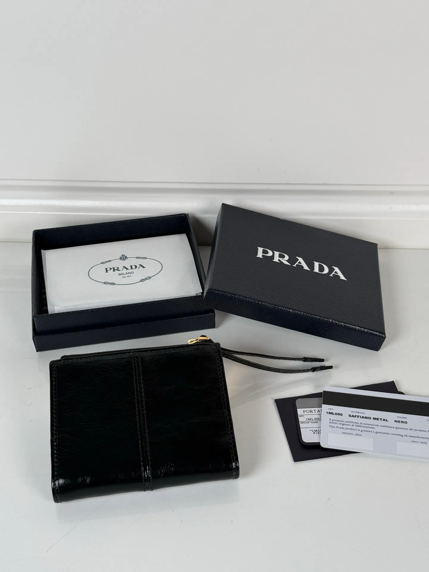 💰440, P Home ➡️ Unisex short wallet, model 1ML050, made of black waxed leather, eight card slots, one receipt compartment, one zipper coin bag, length 11.5cm, height 9.5cm, 175 steel stamp, meticulous workmanship as shown in the picture