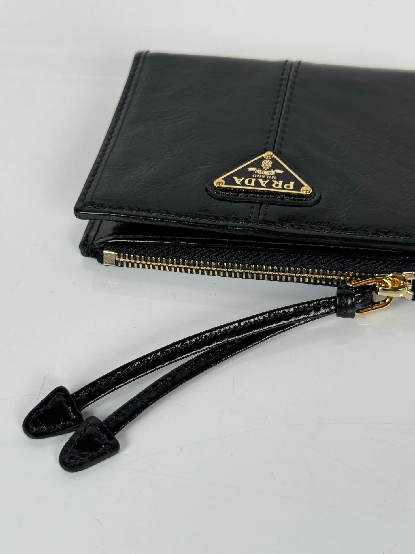 💰440, P Home ➡️ Unisex short wallet, model 1ML050, made of black waxed leather, eight card slots, one receipt compartment, one zipper coin bag, length 11.5cm, height 9.5cm, 175 steel stamp, meticulous workmanship as shown in the picture