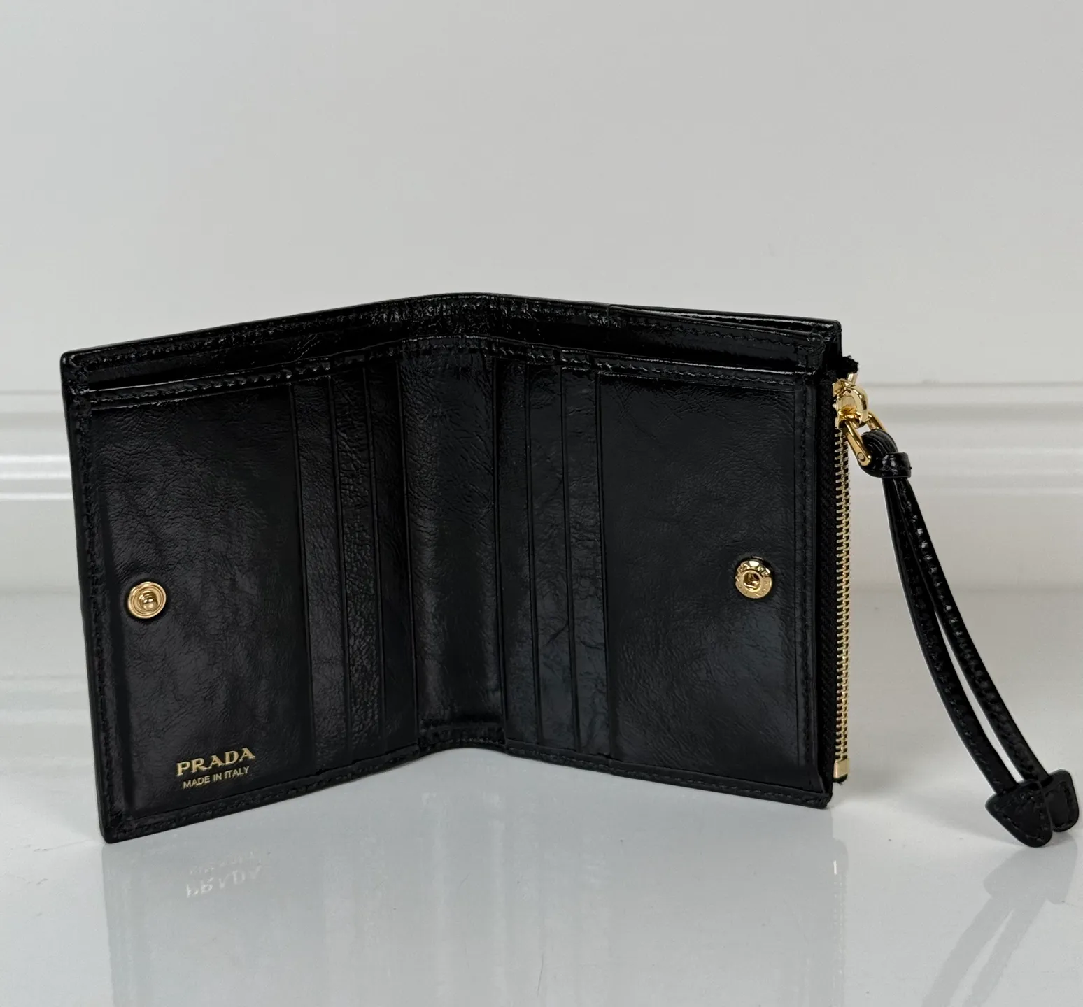 💰440, P Home ➡️ Unisex short wallet, model 1ML050, made of black waxed leather, eight card slots, one receipt compartment, one zipper coin bag, length 11.5cm, height 9.5cm, 175 steel stamp, meticulous workmanship as shown in the picture