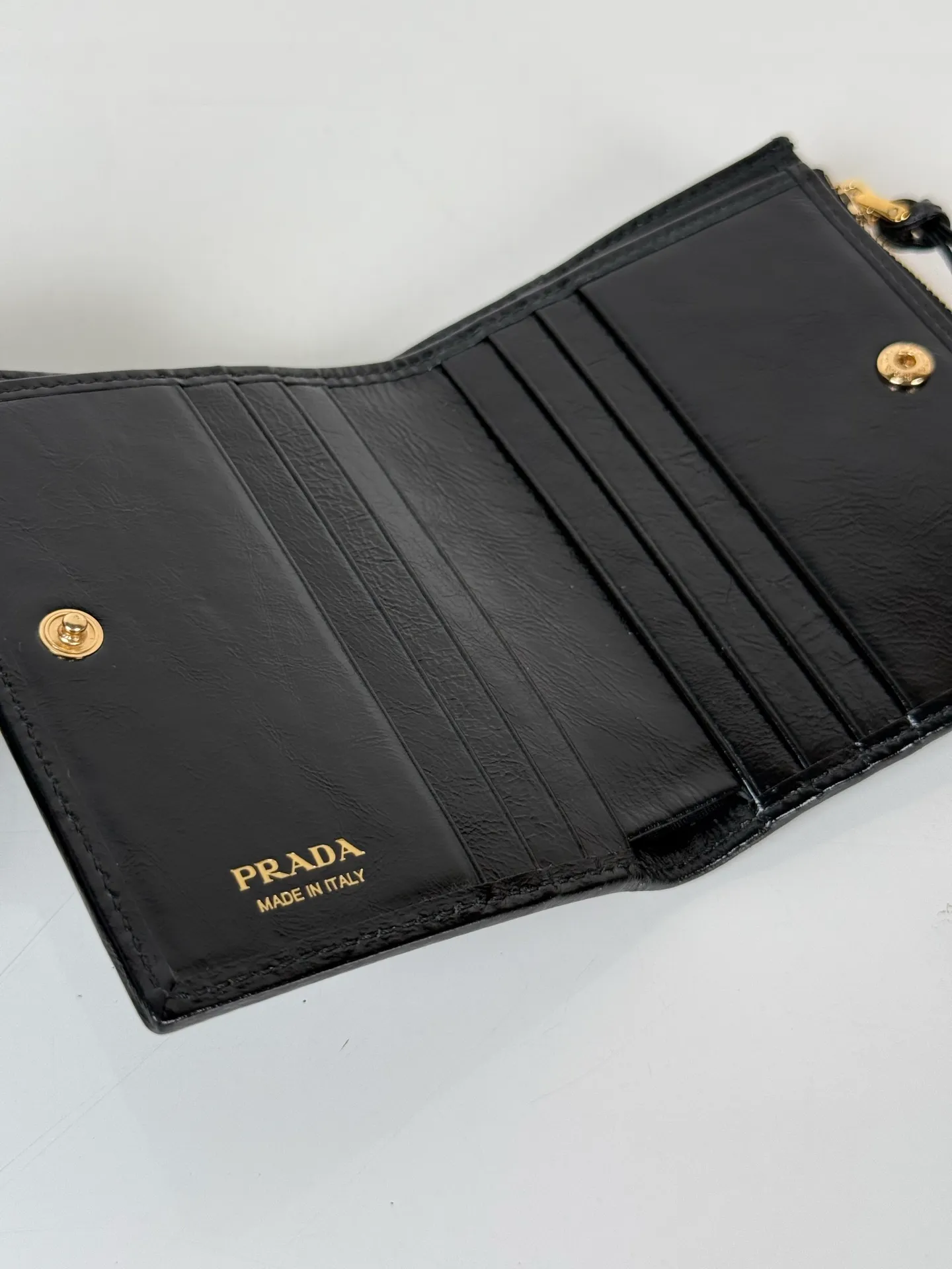 💰440, P Home ➡️ Unisex short wallet, model 1ML050, made of black waxed leather, eight card slots, one receipt compartment, one zipper coin bag, length 11.5cm, height 9.5cm, 175 steel stamp, meticulous workmanship as shown in the picture
