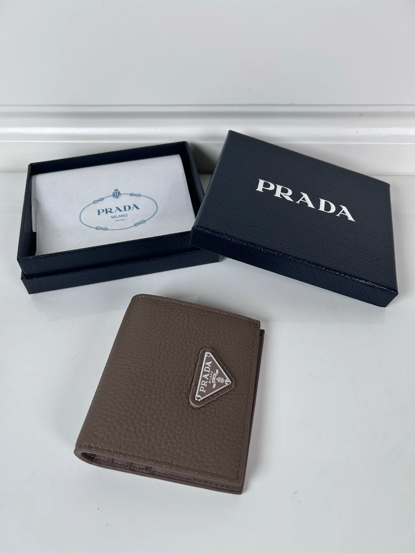 💰440, P Home ➡️ Unisex short wallet, (upgraded version) model 2MO004 upgraded version made of deerskin, eight card slots, length 9cm height 10cm, 175 steel stamp, meticulous and neat workmanship as shown in the picture