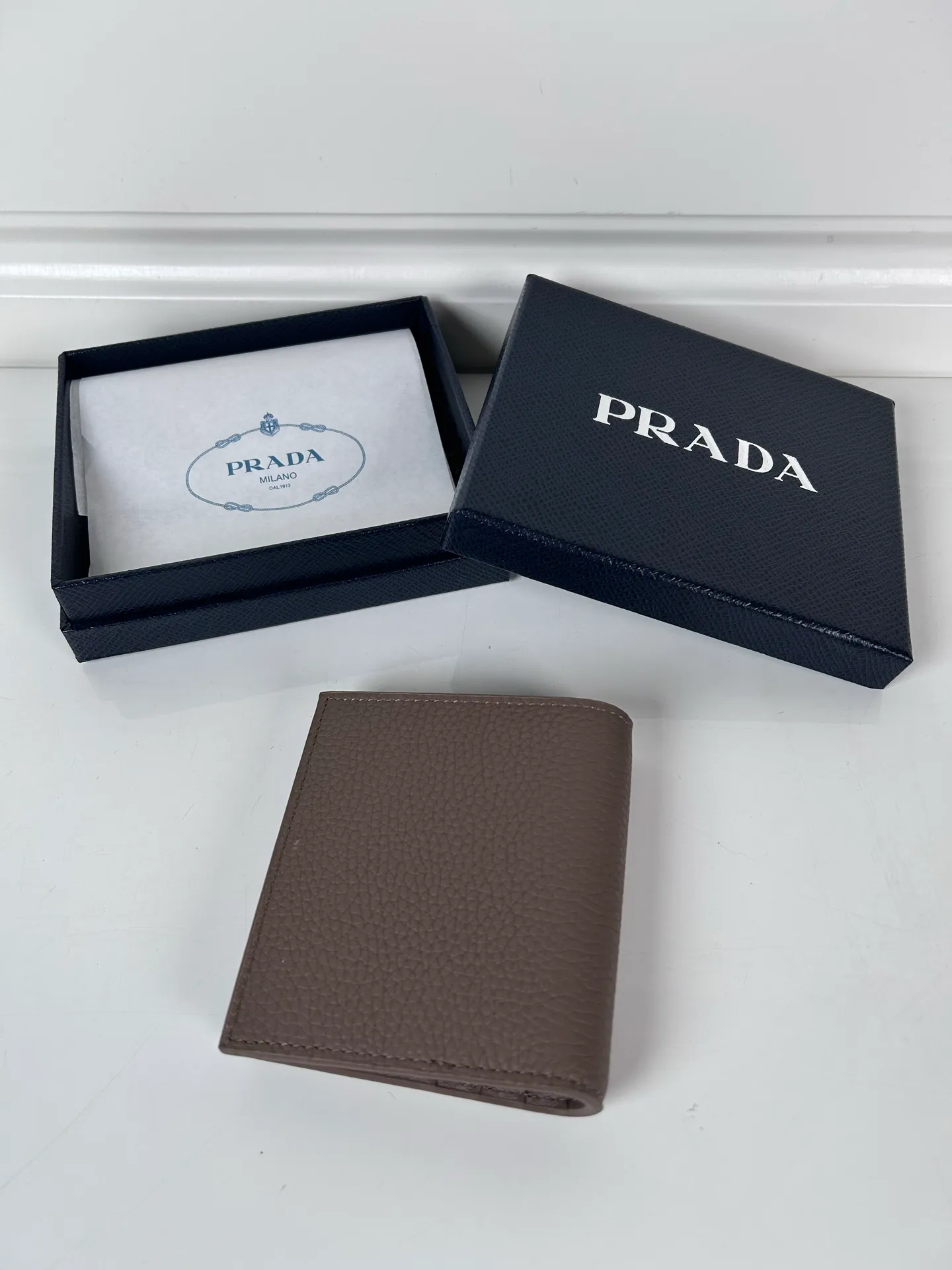 💰440, P Home ➡️ Unisex short wallet, (upgraded version) model 2MO004 upgraded version made of deerskin, eight card slots, length 9cm height 10cm, 175 steel stamp, meticulous and neat workmanship as shown in the picture