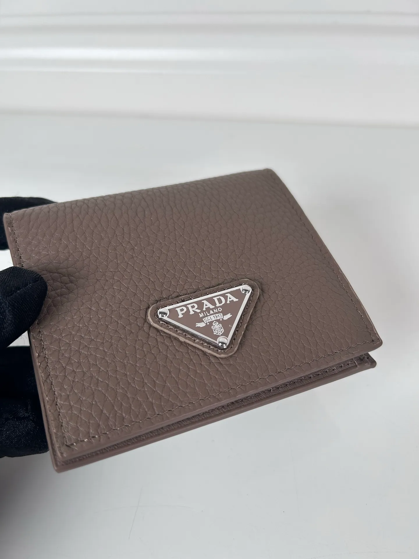 💰440, P Home ➡️ Unisex short wallet, (upgraded version) model 2MO004 upgraded version made of deerskin, eight card slots, length 9cm height 10cm, 175 steel stamp, meticulous and neat workmanship as shown in the picture