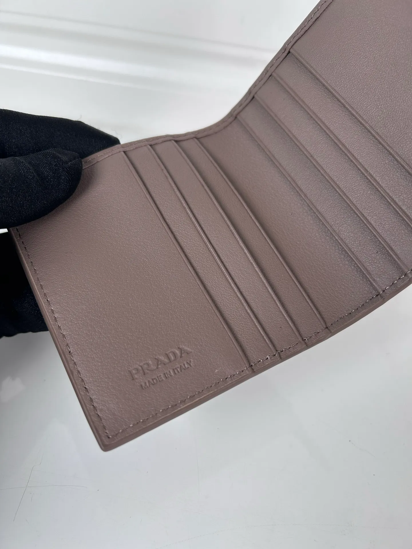 💰440, P Home ➡️ Unisex short wallet, (upgraded version) model 2MO004 upgraded version made of deerskin, eight card slots, length 9cm height 10cm, 175 steel stamp, meticulous and neat workmanship as shown in the picture