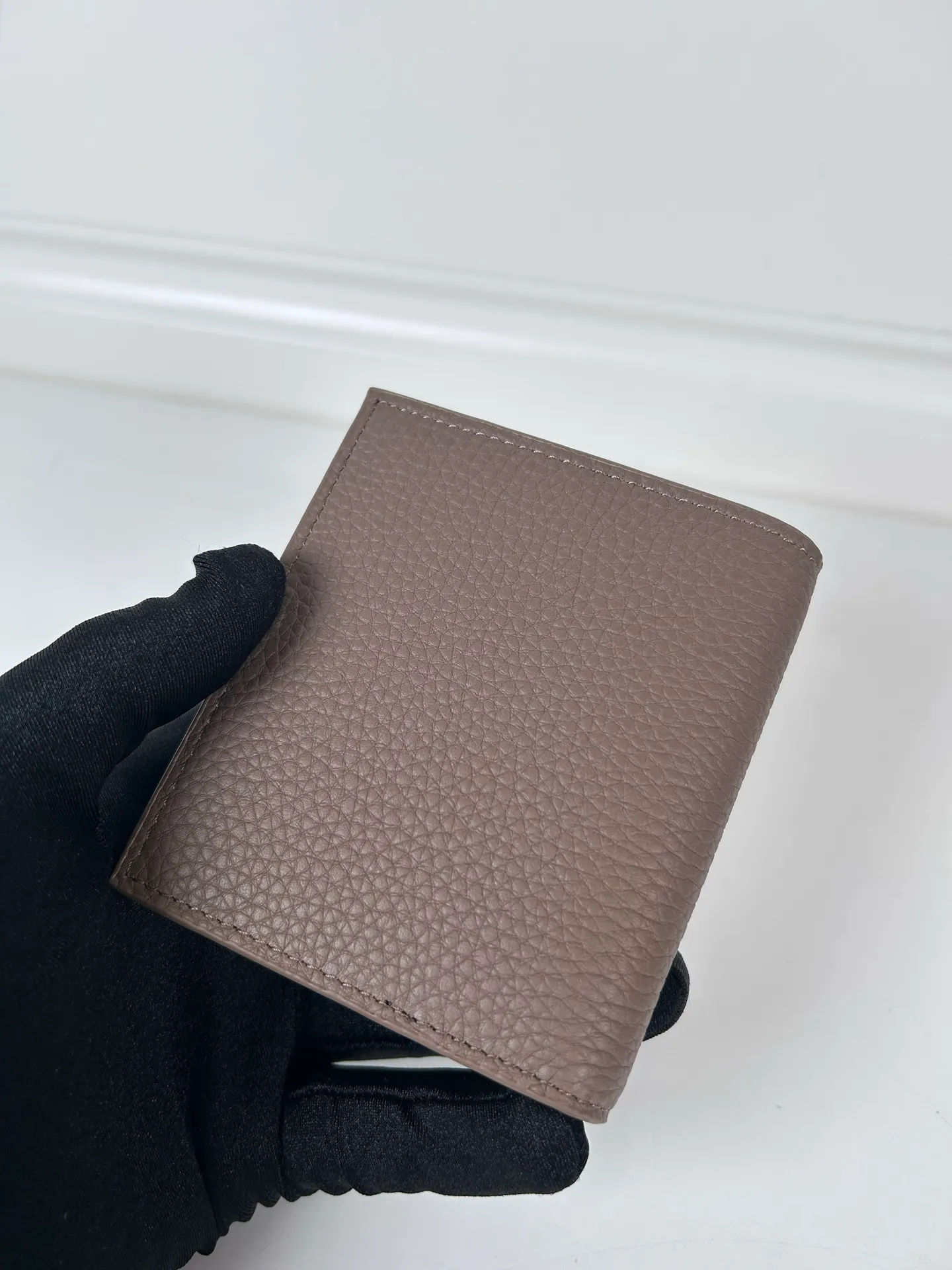 💰440, P Home ➡️ Unisex short wallet, (upgraded version) model 2MO004 upgraded version made of deerskin, eight card slots, length 9cm height 10cm, 175 steel stamp, meticulous and neat workmanship as shown in the picture