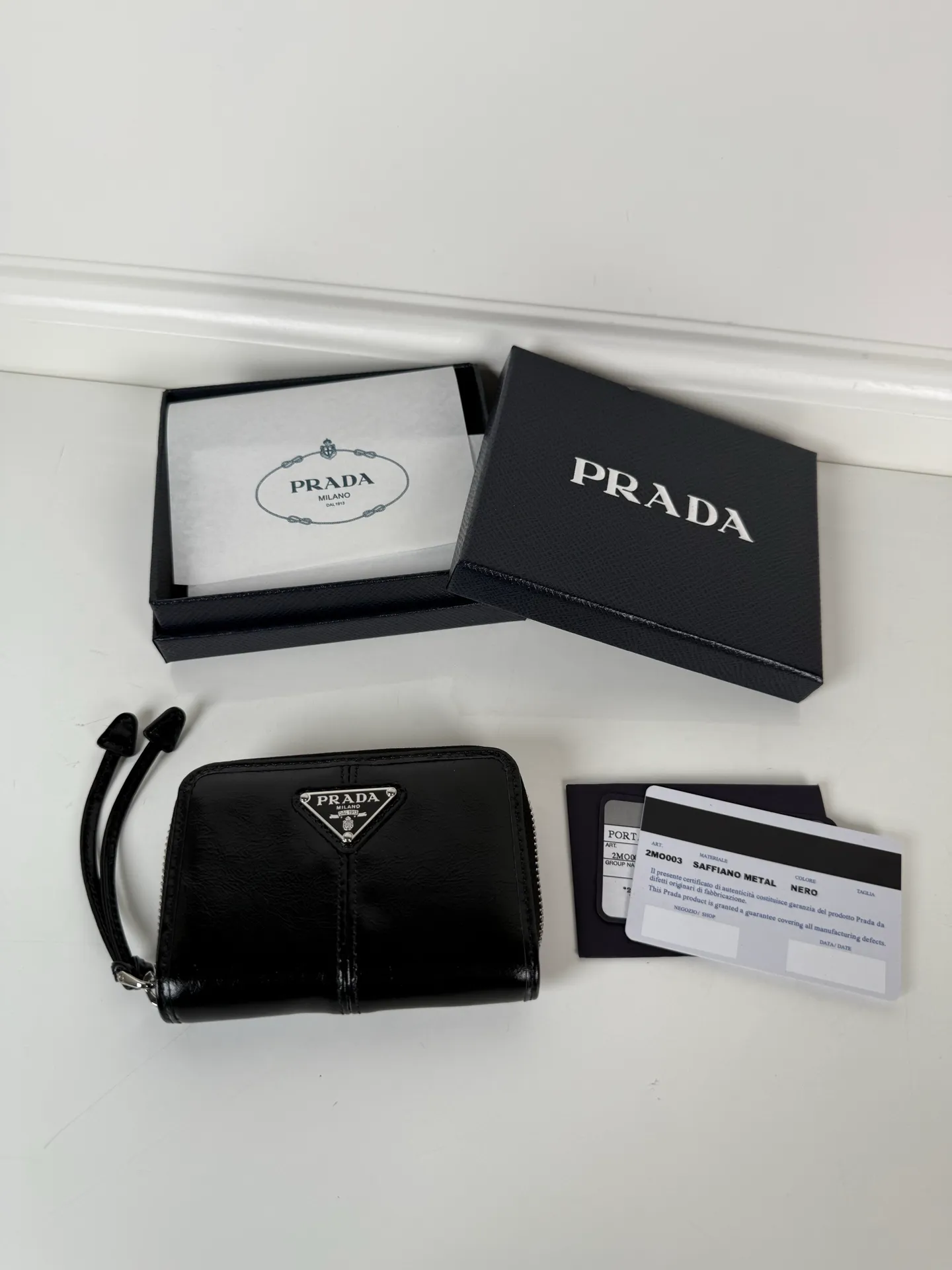 💰400, P Home ➡️Black waxed leather card holder for men and women, model 2MM003, classic and practical zipper design, pleated card slots inside, convenient for classification and storage. Perfect for going out alone with your mobile phone in summer or putting it in a small bag. Size 11×7.5cm, original quality, your best choice