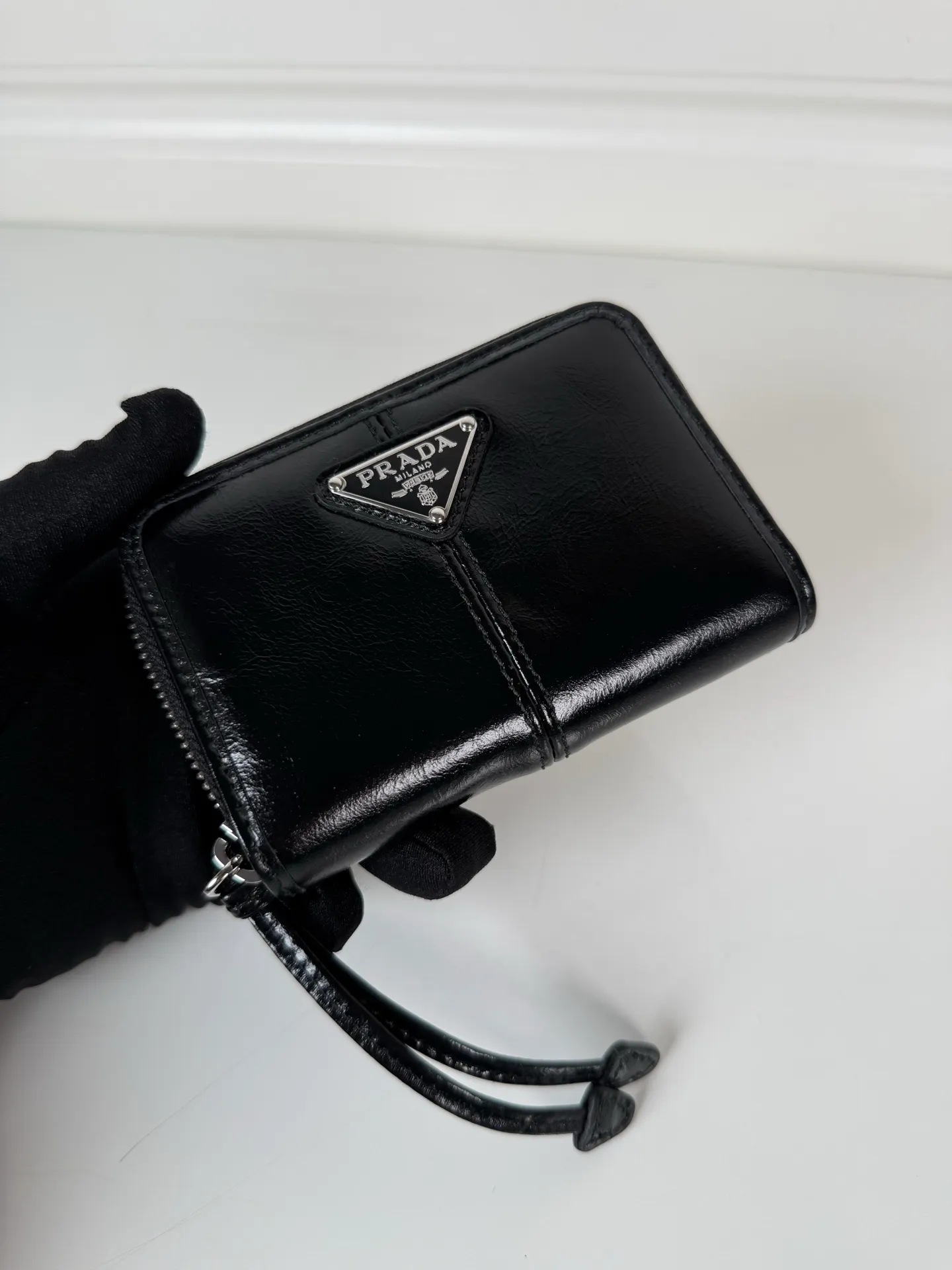 💰400, P Home ➡️Black waxed leather card holder for men and women, model 2MM003, classic and practical zipper design, pleated card slots inside, convenient for classification and storage. Perfect for going out alone with your mobile phone in summer or putting it in a small bag. Size 11×7.5cm, original quality, your best choice
