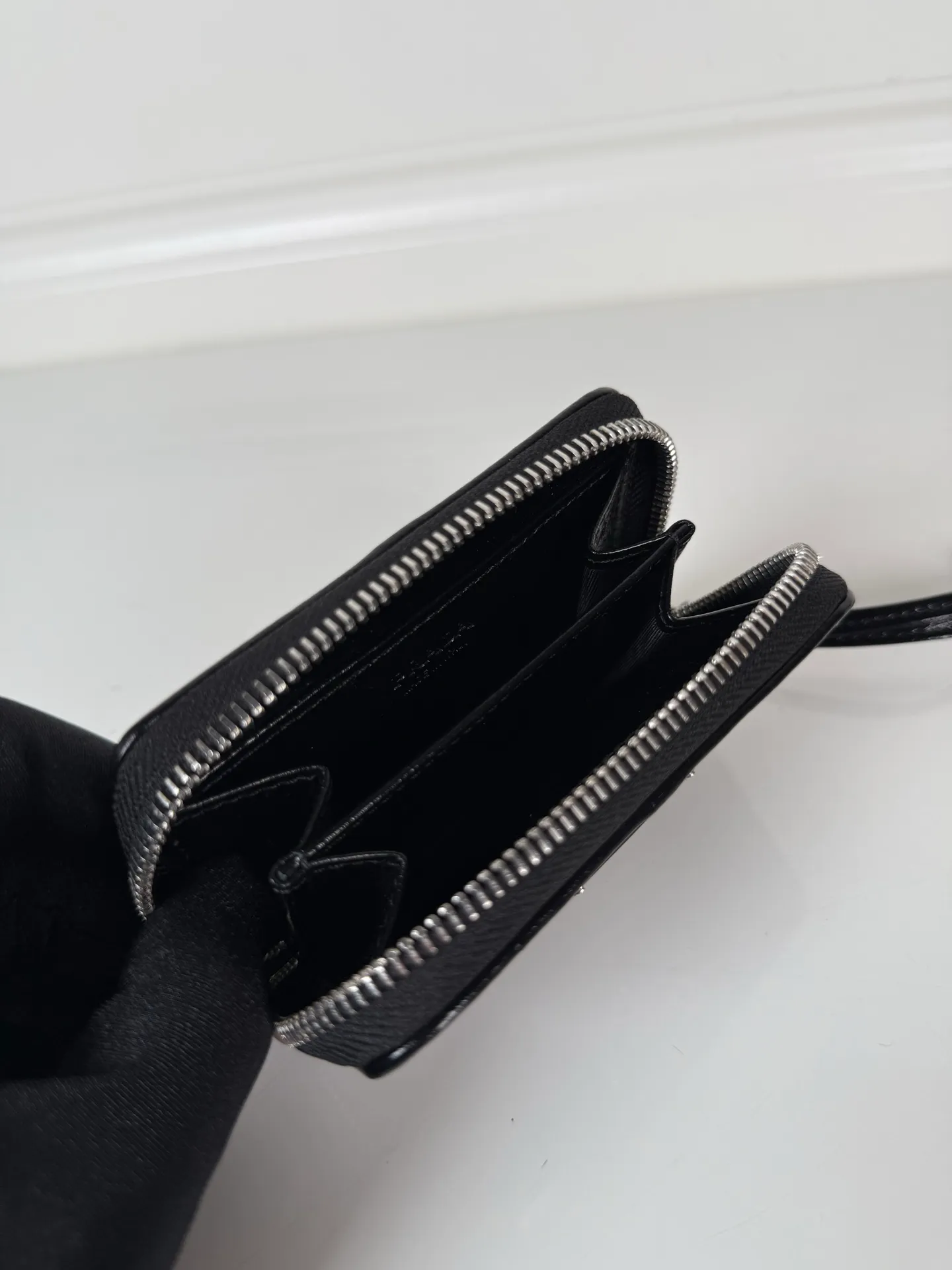 💰400, P Home ➡️Black waxed leather card holder for men and women, model 2MM003, classic and practical zipper design, pleated card slots inside, convenient for classification and storage. Perfect for going out alone with your mobile phone in summer or putting it in a small bag. Size 11×7.5cm, original quality, your best choice