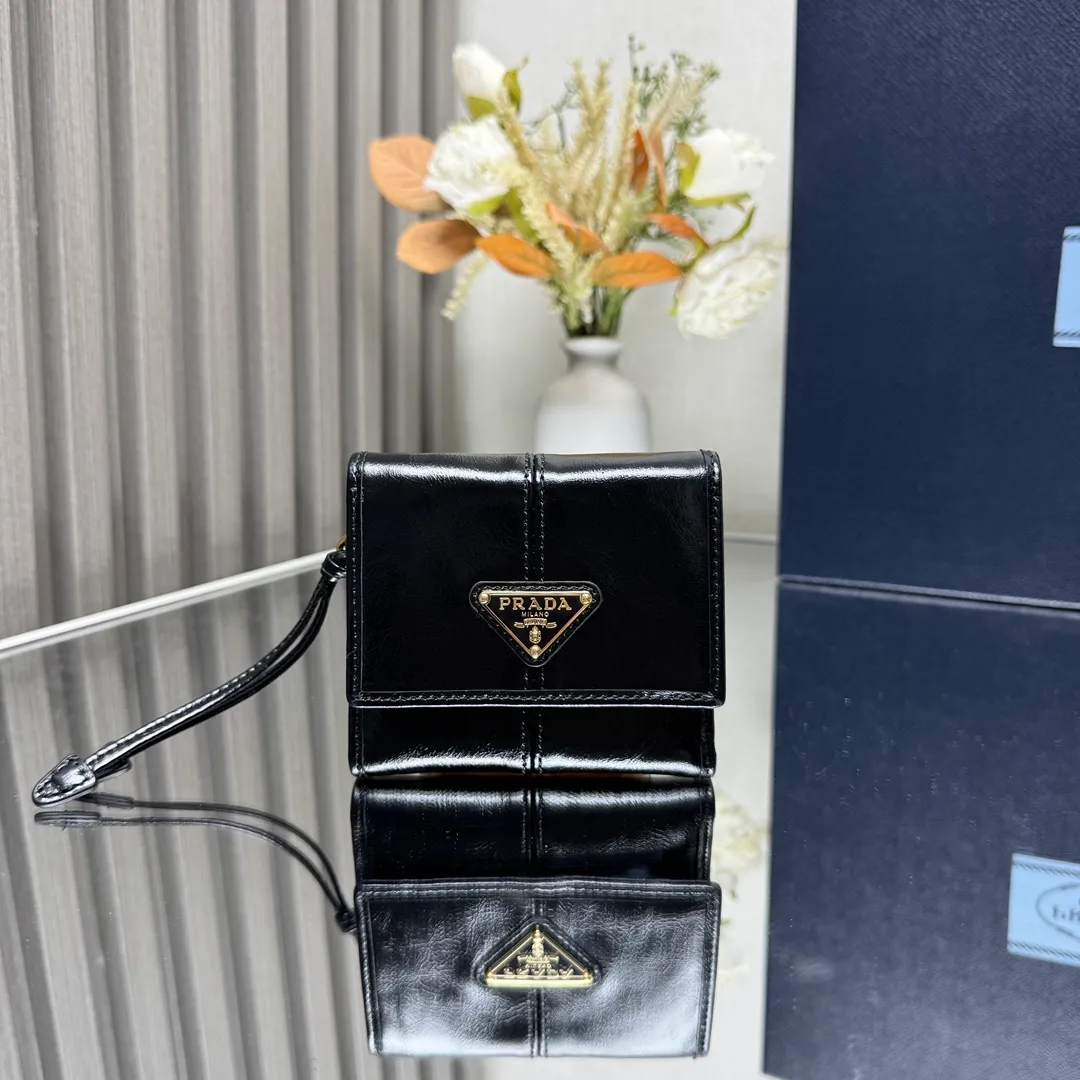 P480 [Top original order] PRADA's new leather wallet💼1MH043, internal code 164 OEM code✨This pouch is simple and exquisite, made of soft leather and decorated with an enameled triangular metal logo. Snap closure, 4 card slots, 1 receipt compartment, 2 ID pockets, 1 external pocket, 1 internal flip coin pocket🏅️🏅️🏅️Size: 10*8.5cm