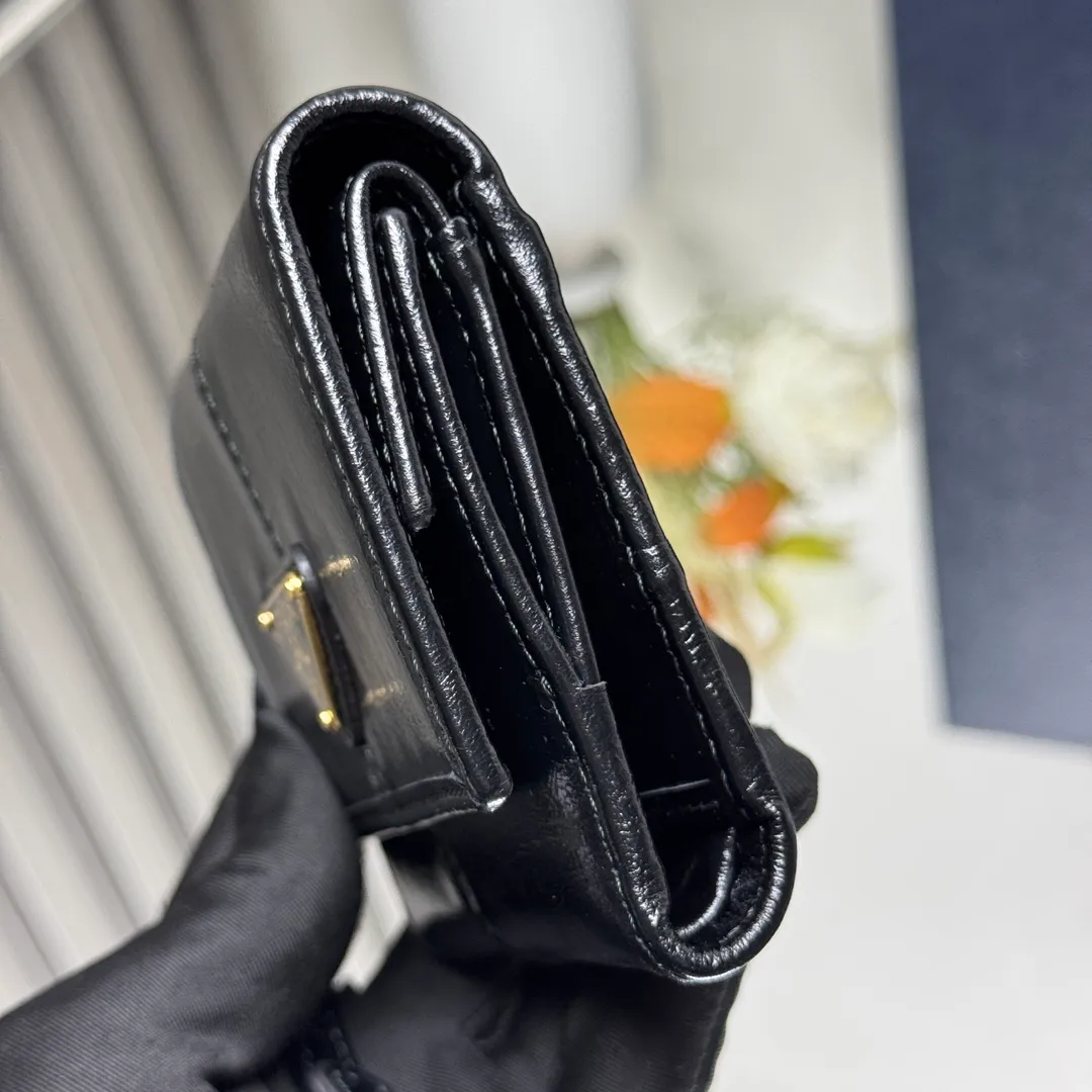 P480 [Top original order] PRADA's new leather wallet💼1MH043, internal code 164 OEM code✨This pouch is simple and exquisite, made of soft leather and decorated with an enameled triangular metal logo. Snap closure, 4 card slots, 1 receipt compartment, 2 ID pockets, 1 external pocket, 1 internal flip coin pocket🏅️🏅️🏅️Size: 10*8.5cm