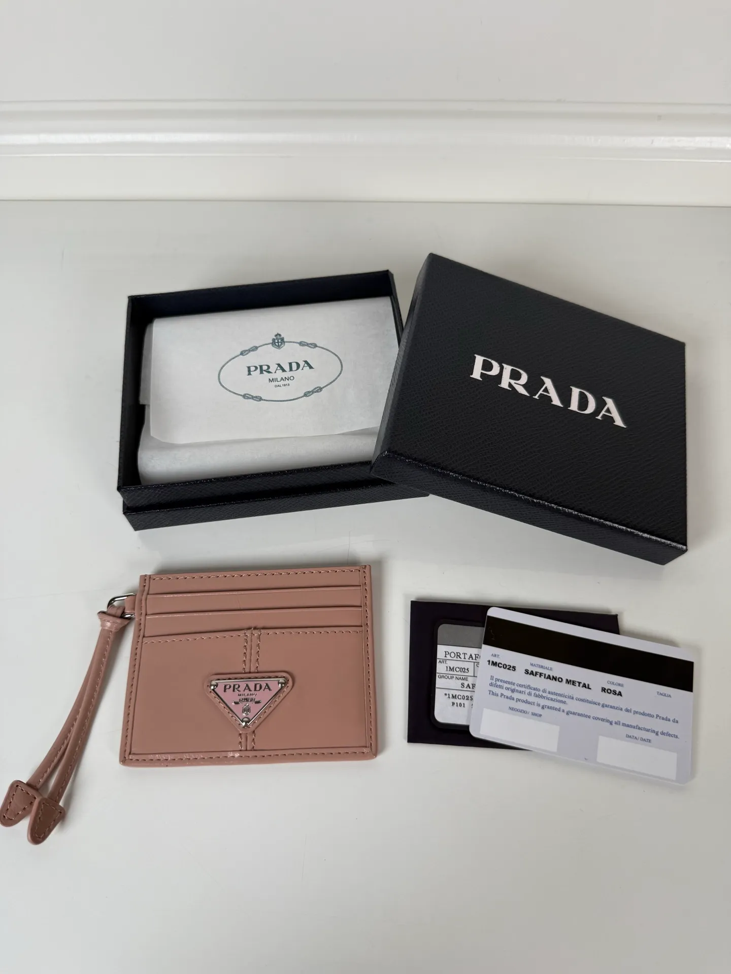 💰340, P Home ➡️ Unisex small card holder, pink oil wax leather triangle mark, model 1MC025, original quality, made of imported oil wax leather, 6 card slots ➕ One middle sandwich, can hold multiple cards and zeros 💰, size 11.2×8.5cm, real shot, what you see is what you get